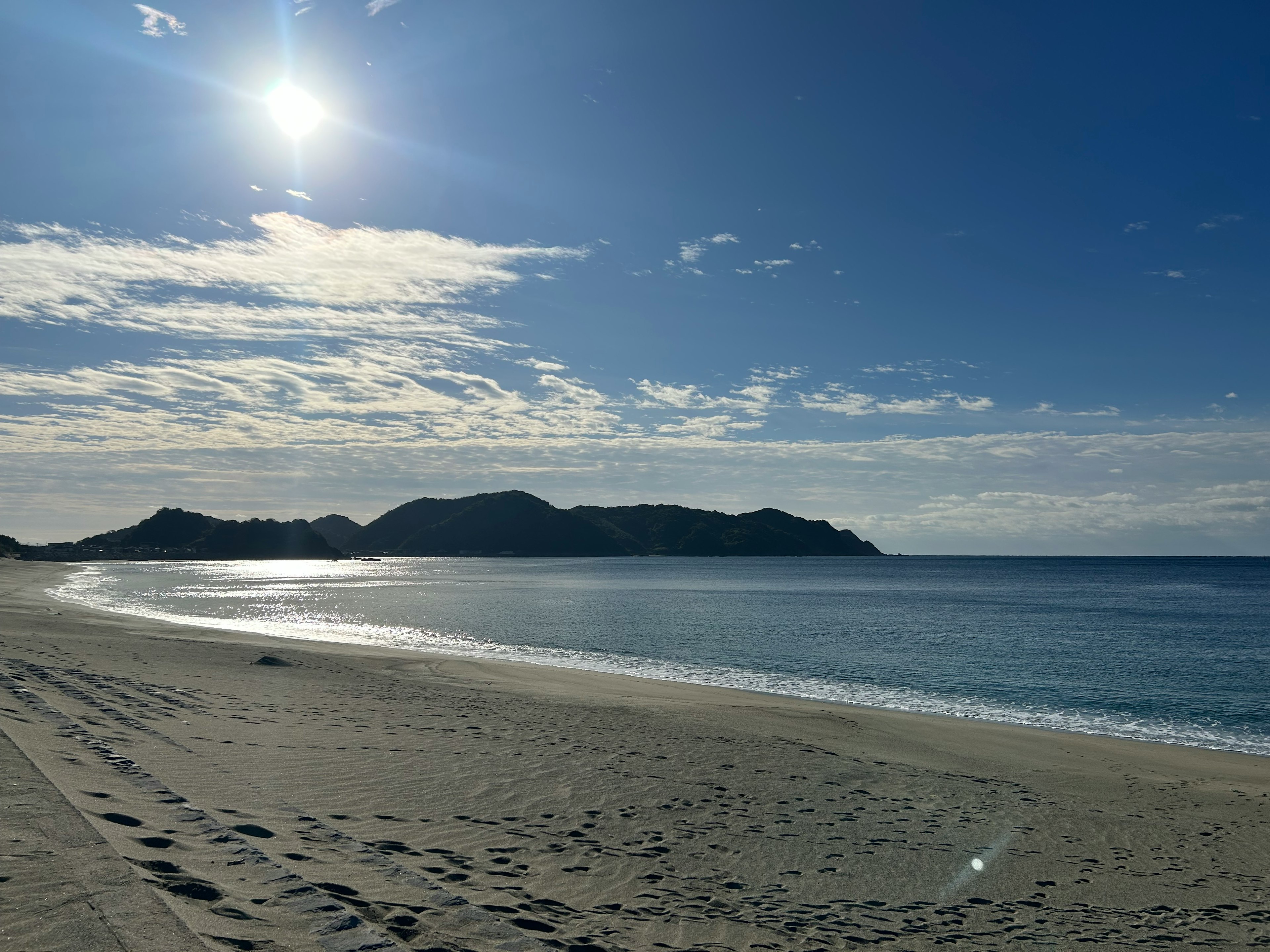 Strandszene mit blauem Himmel und ruhiger See Sonnenlicht scheint