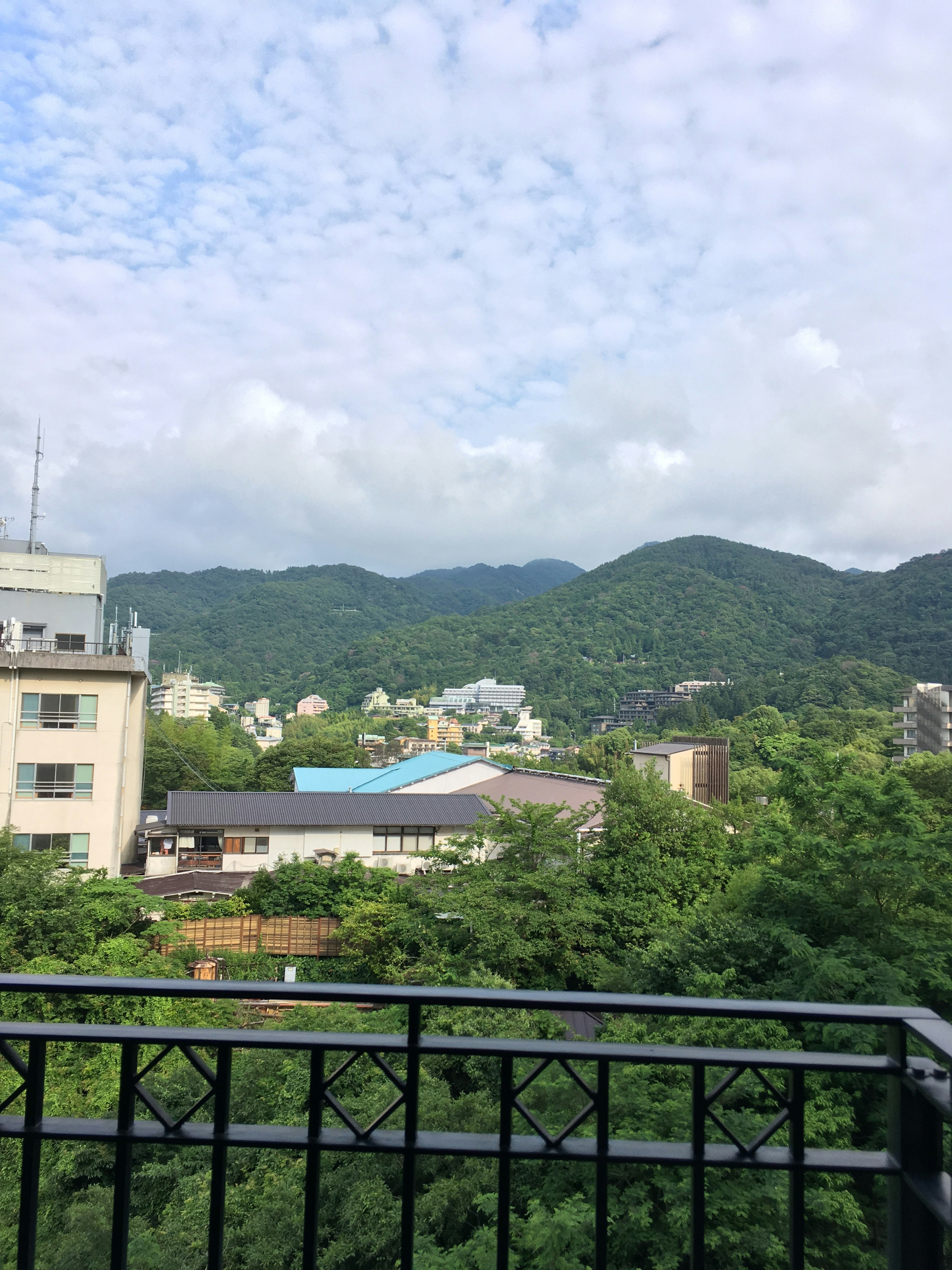 Vue pittoresque d'une ville entourée de montagnes depuis un balcon