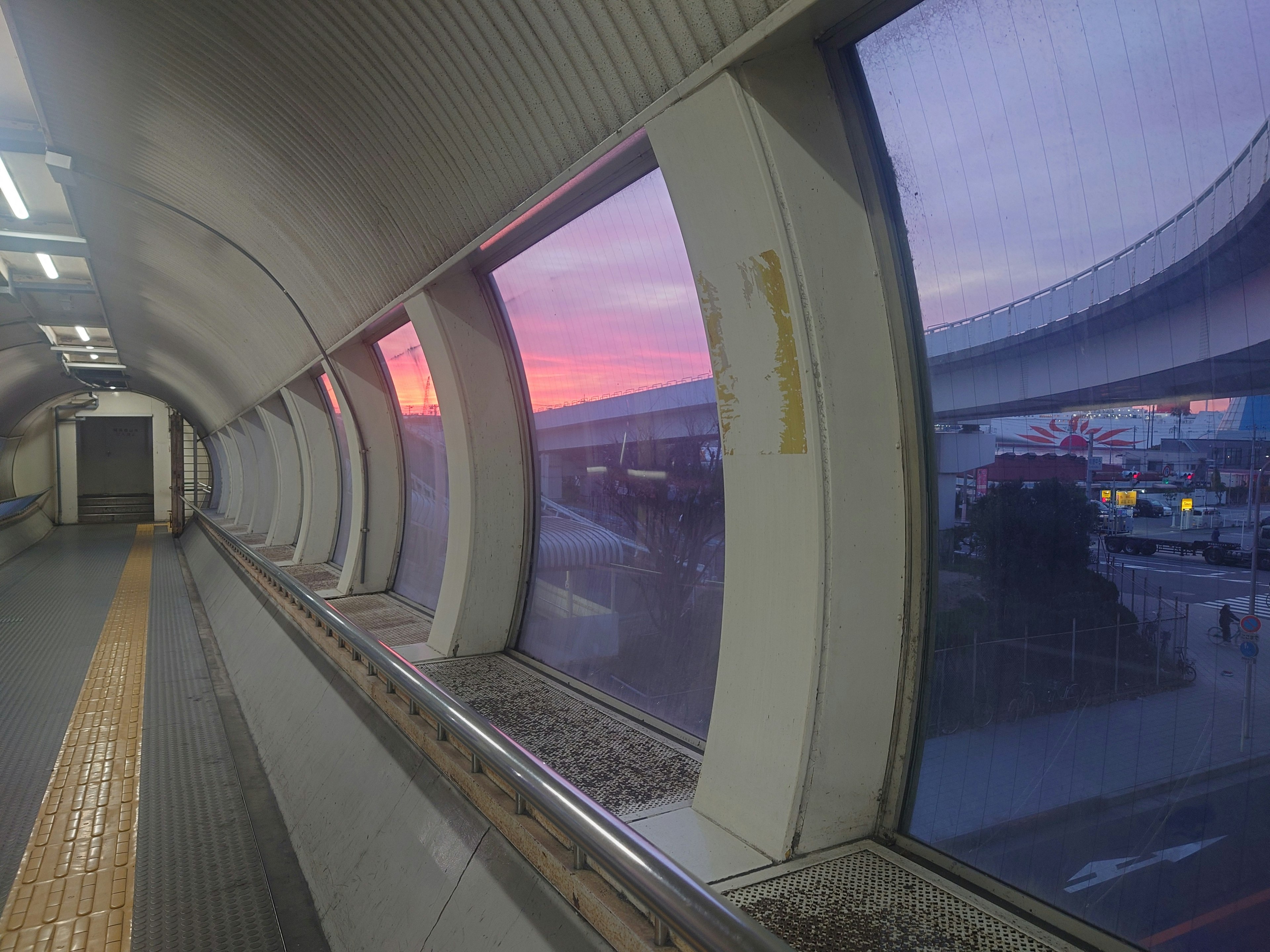 Corridoio della metropolitana con vista sul tramonto