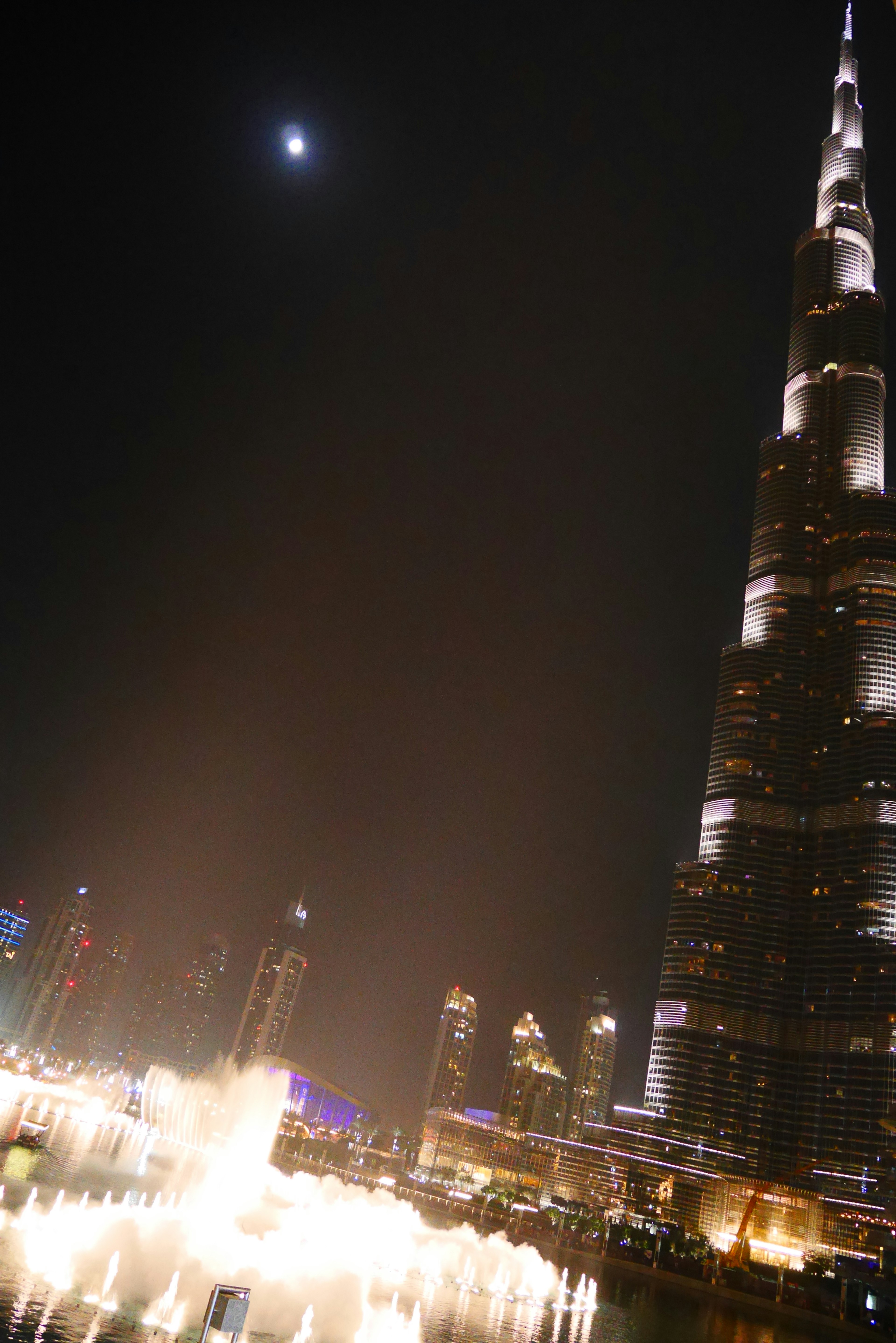 Vista nocturna del Burj Khalifa y hermoso espectáculo de fuentes