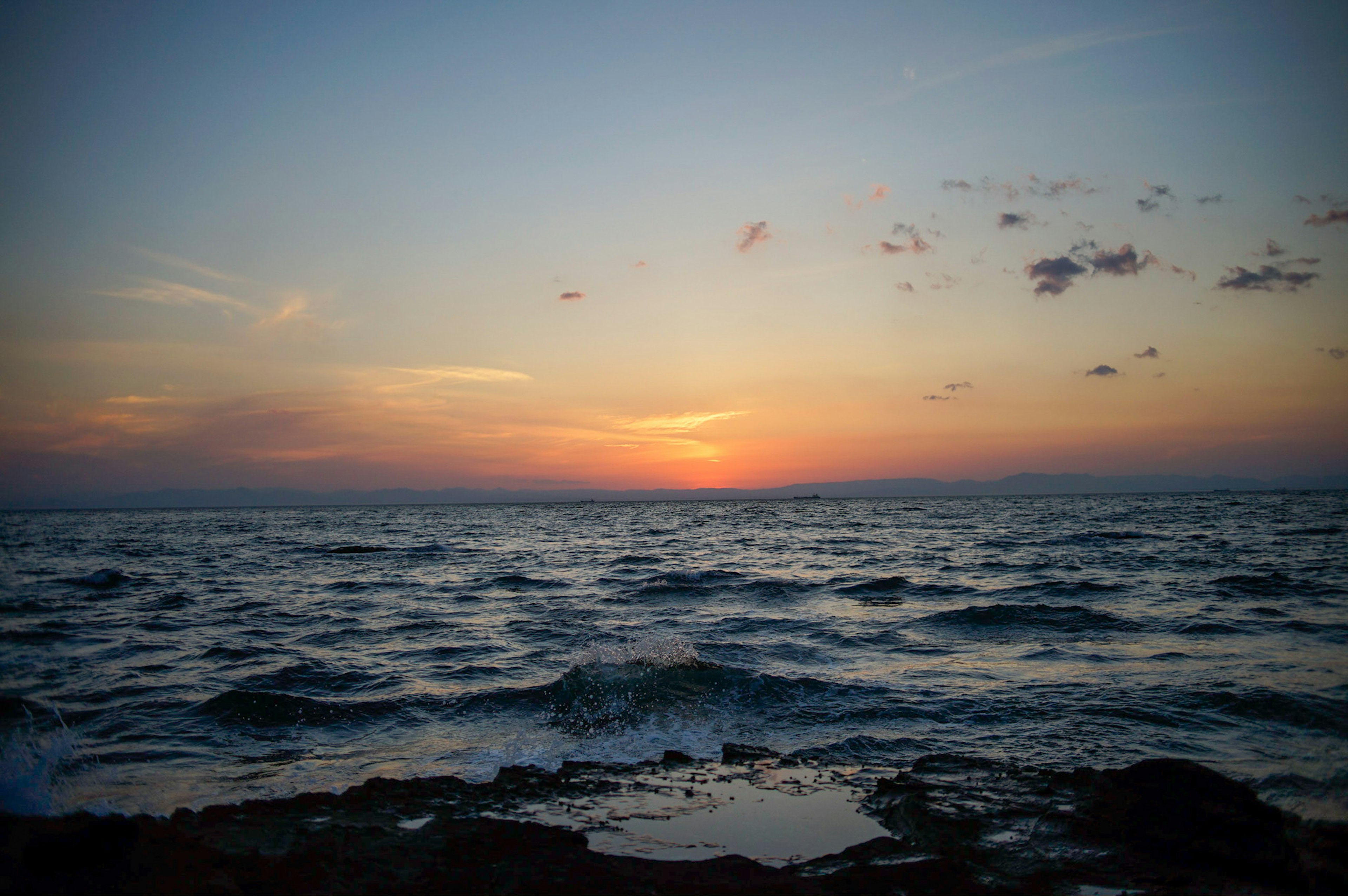 Bellissimo paesaggio del tramonto sull'oceano