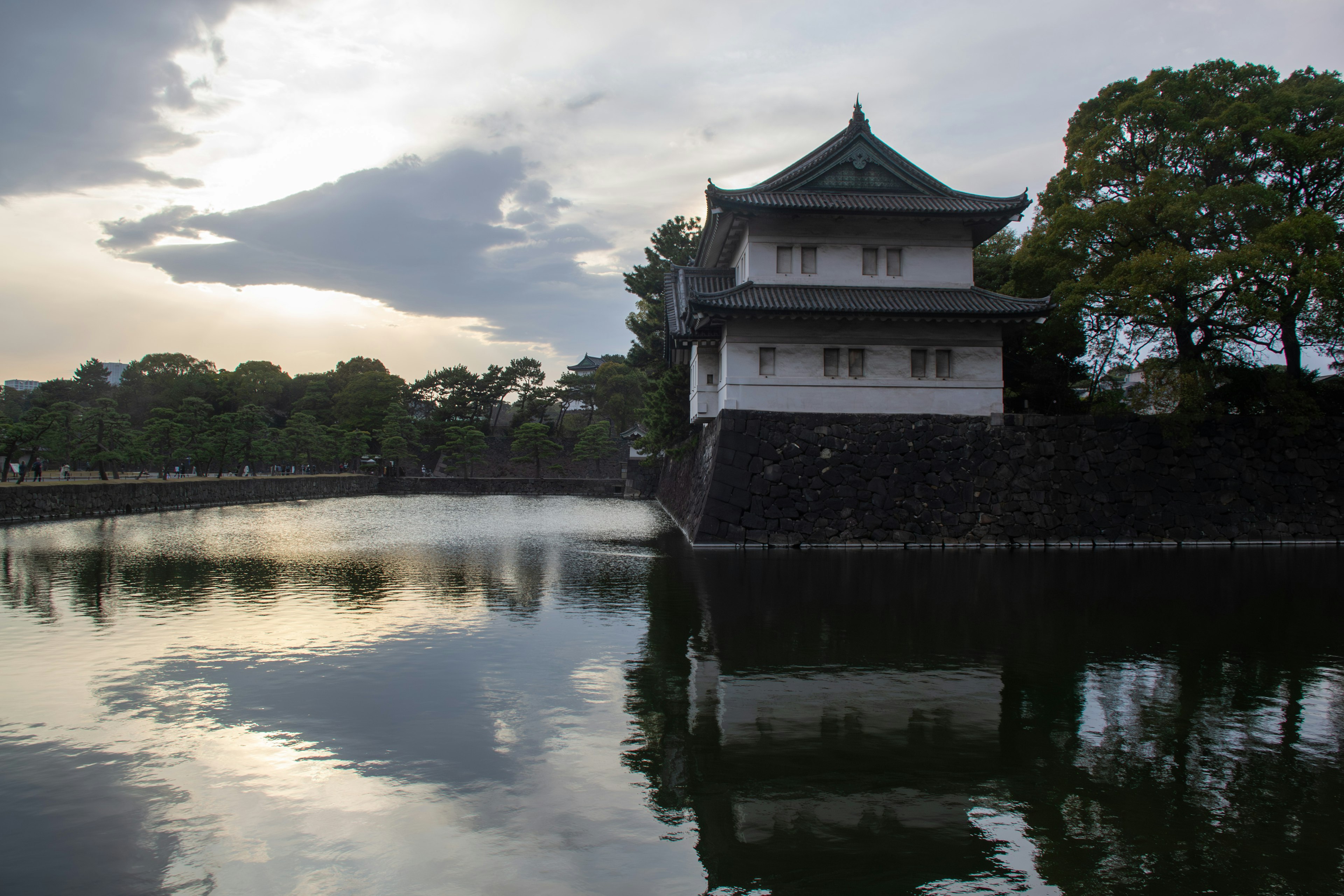 Ein schönes weißes Gebäude im Kaiserpalast von Tokio mit einem ruhigen Teich