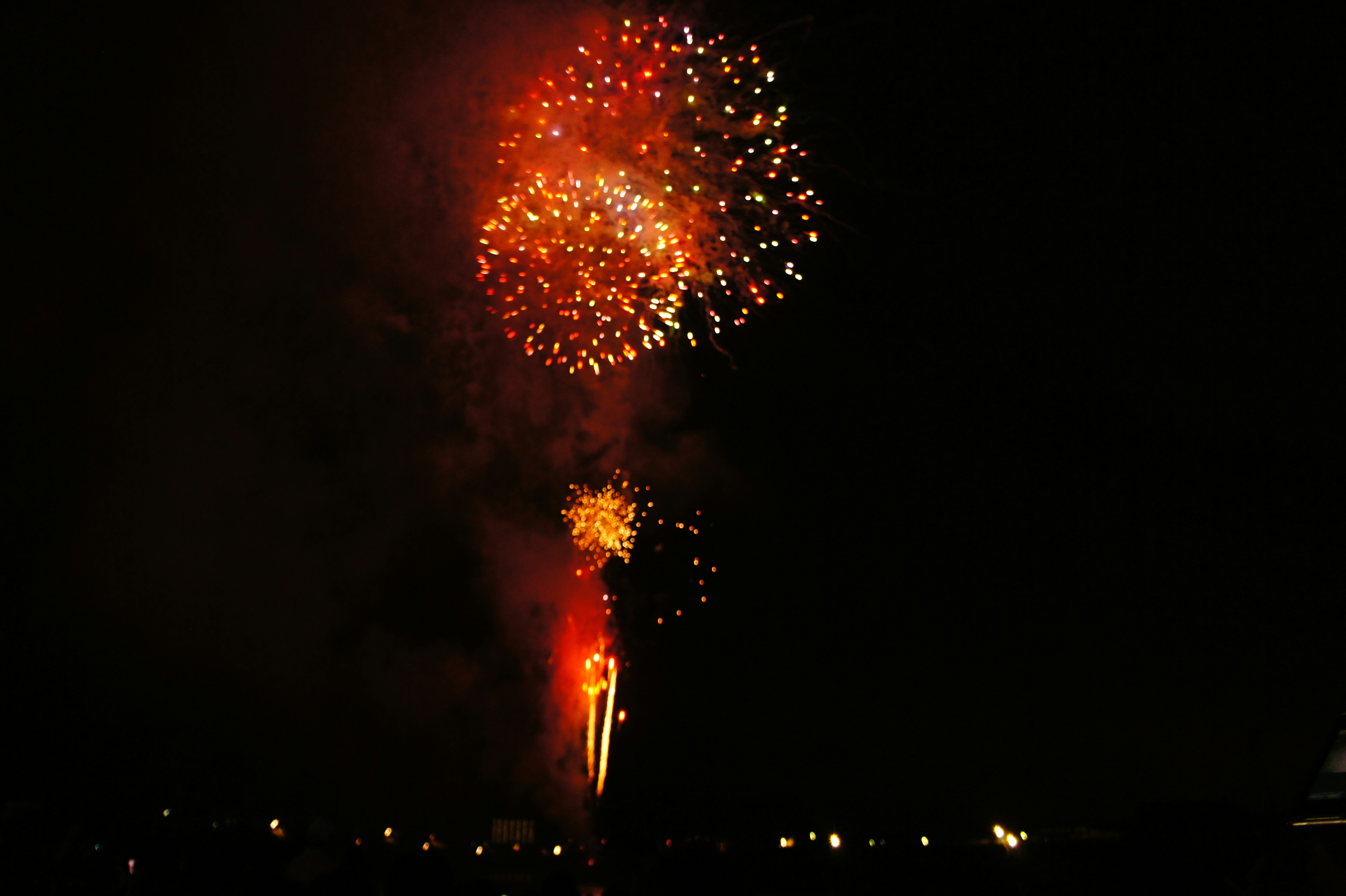 Fuegos artificiales coloridos estallando en el cielo nocturno