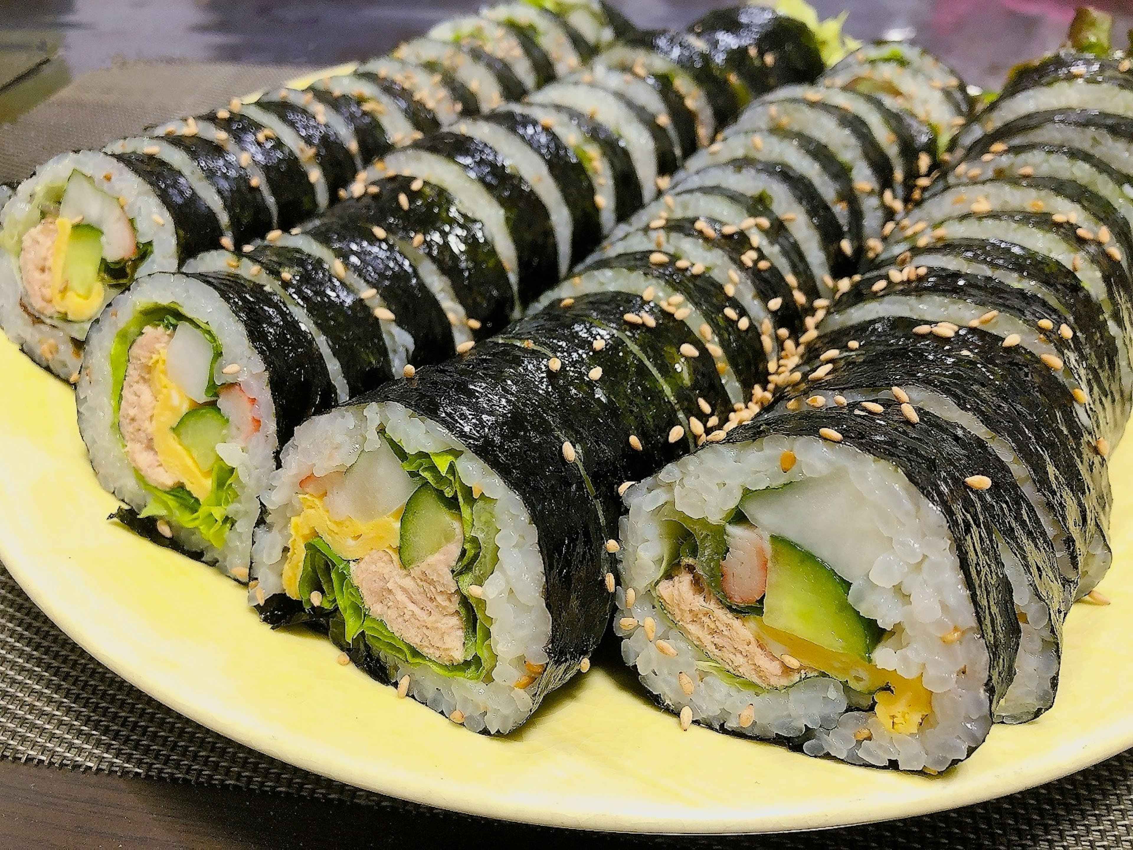 맛있는 스시 롤이 접시에 배열되어 있다