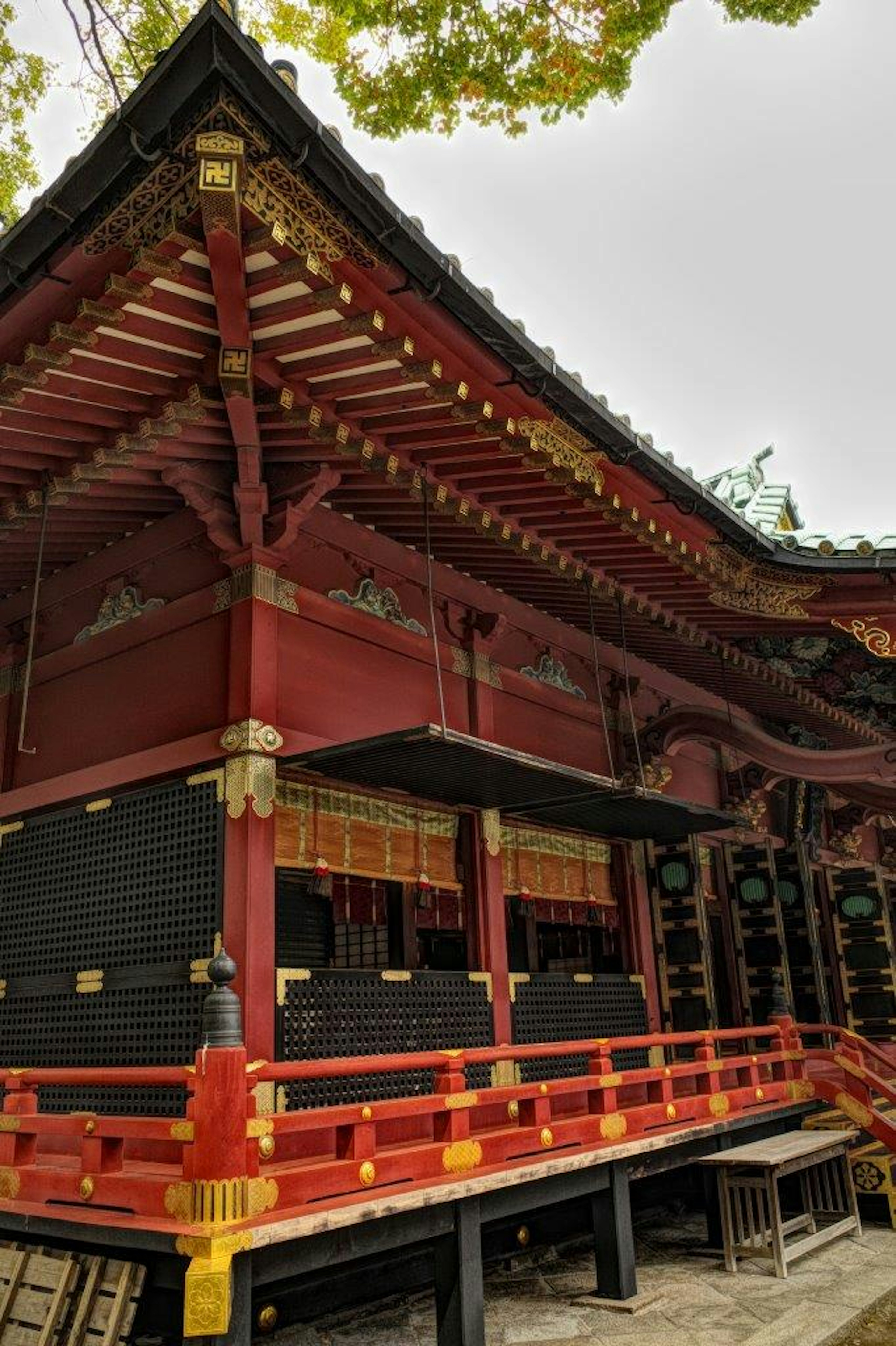 Coin d'un bâtiment traditionnel japonais avec des décorations rouges et noires