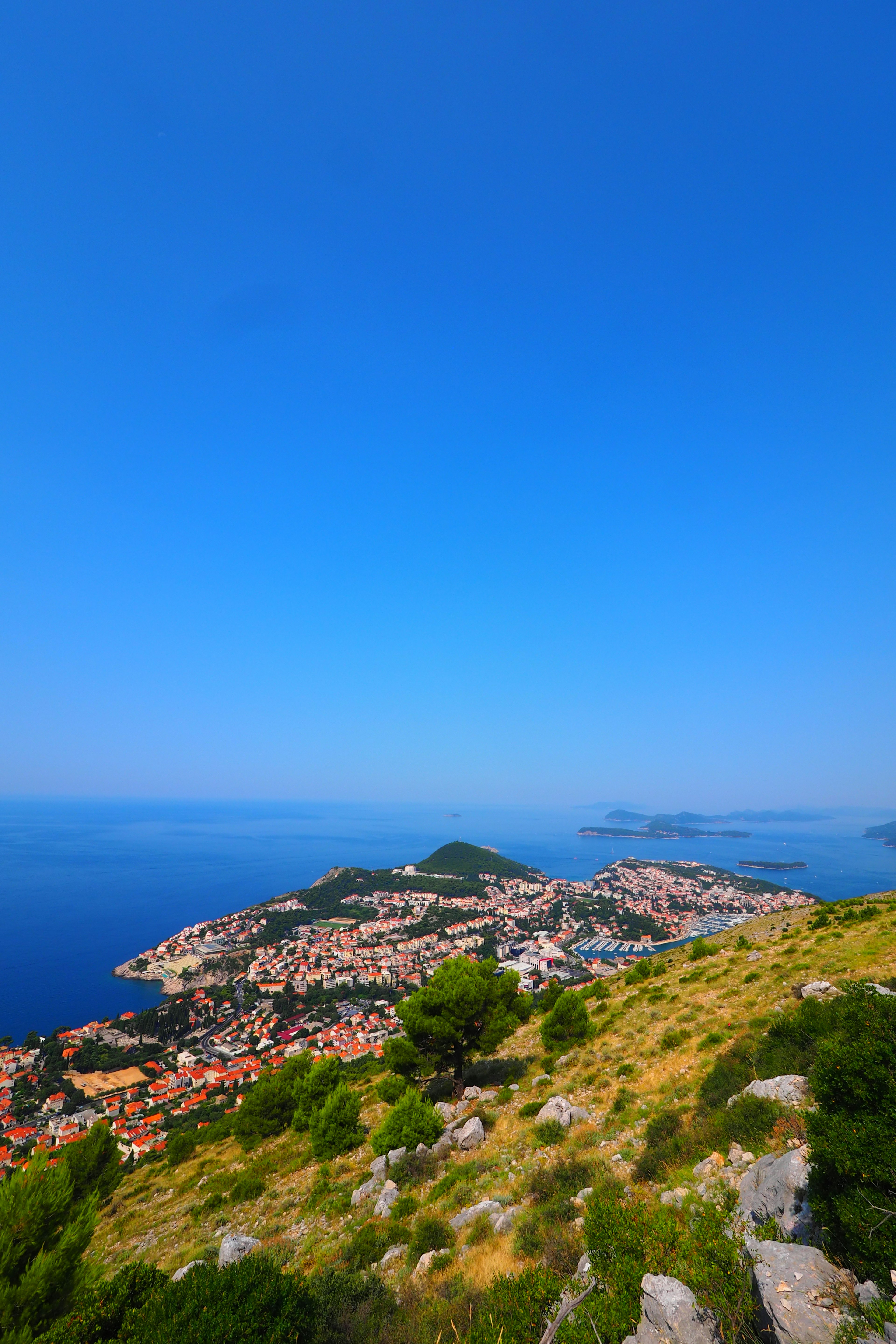 Vue panoramique d'une ville côtière entourée de ciel et de mer bleus