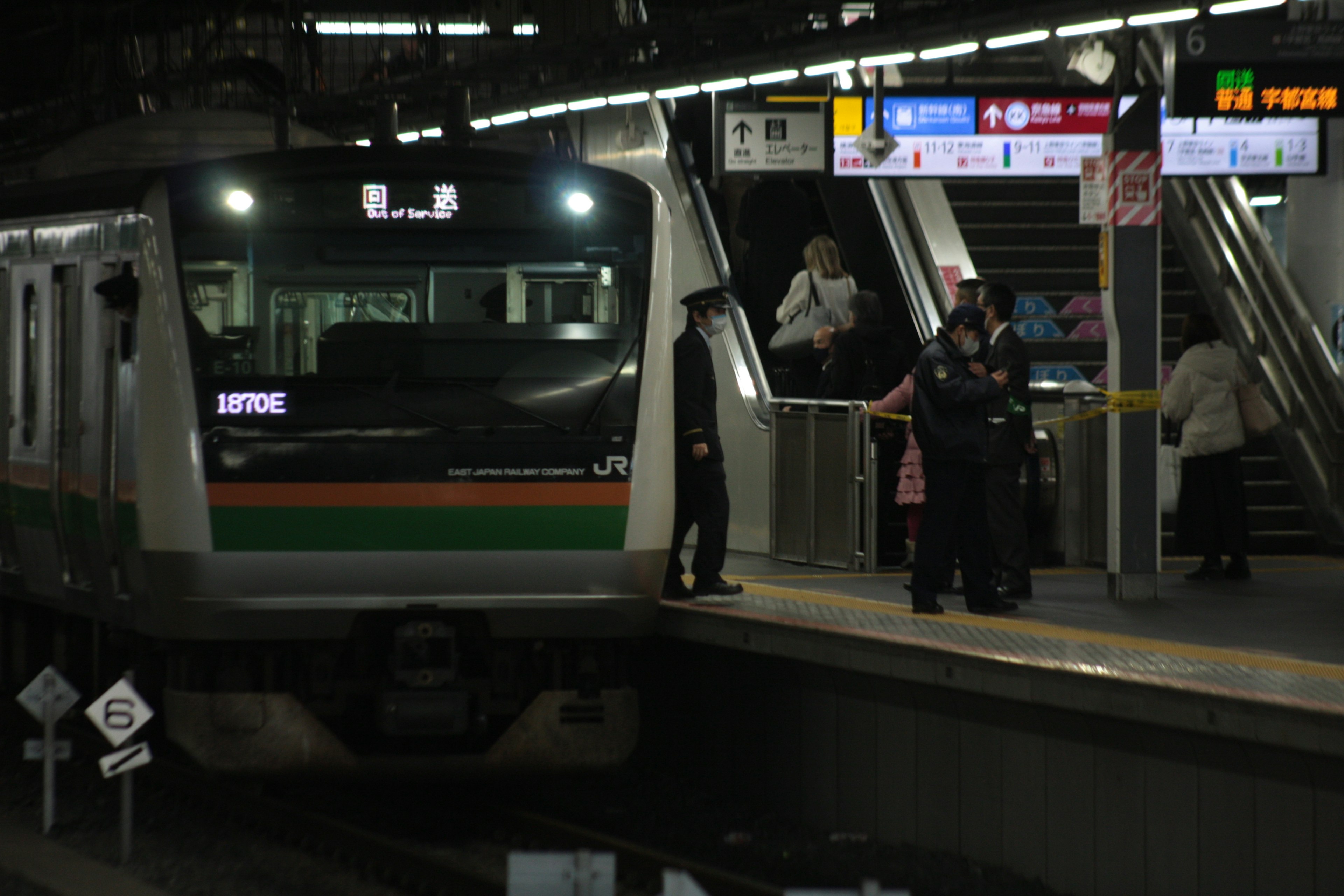 夜間停靠在車站的列車，乘客和標識