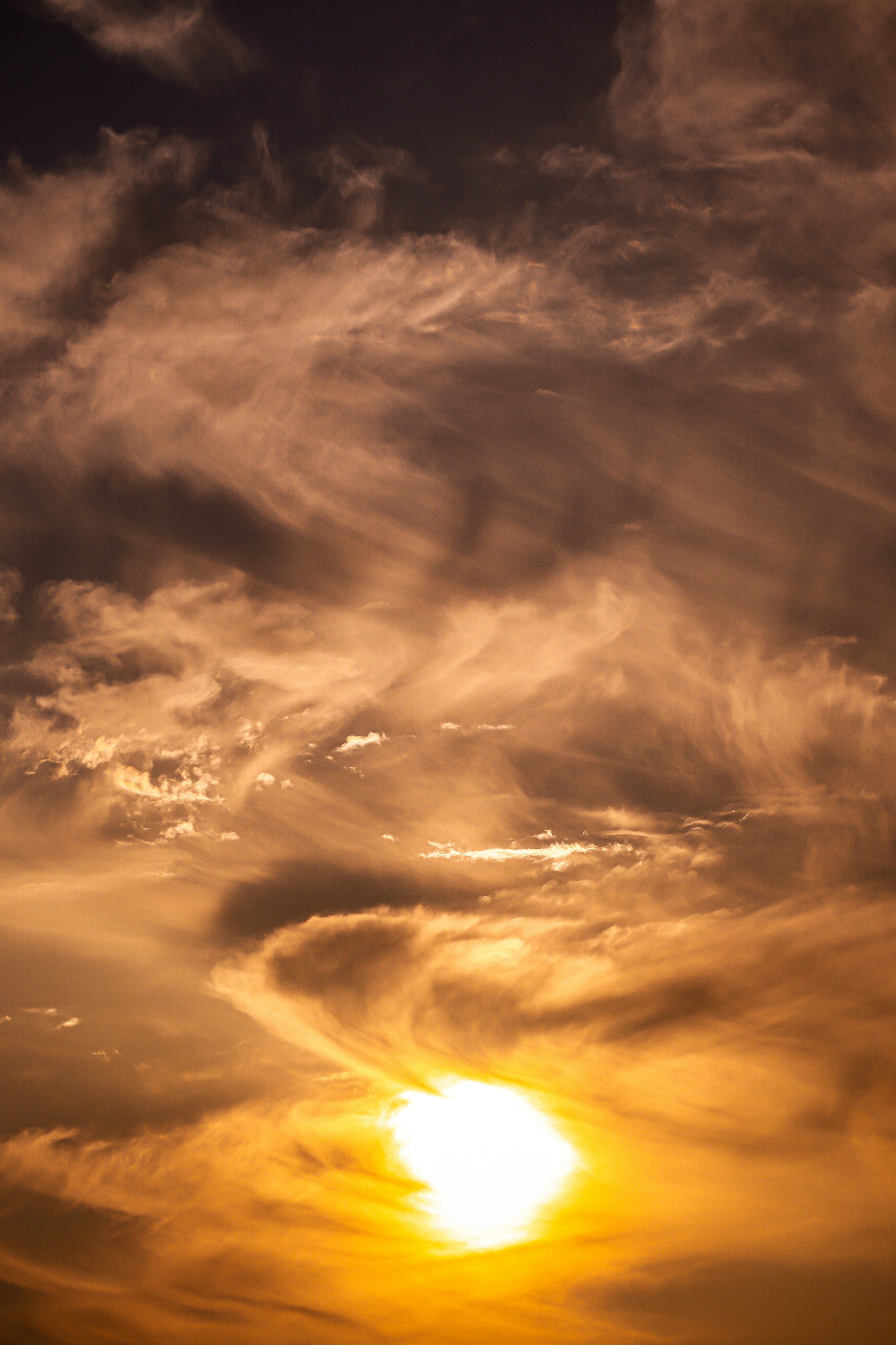 Magnifico cielo al tramonto con nuvole vorticosi e sole luminoso