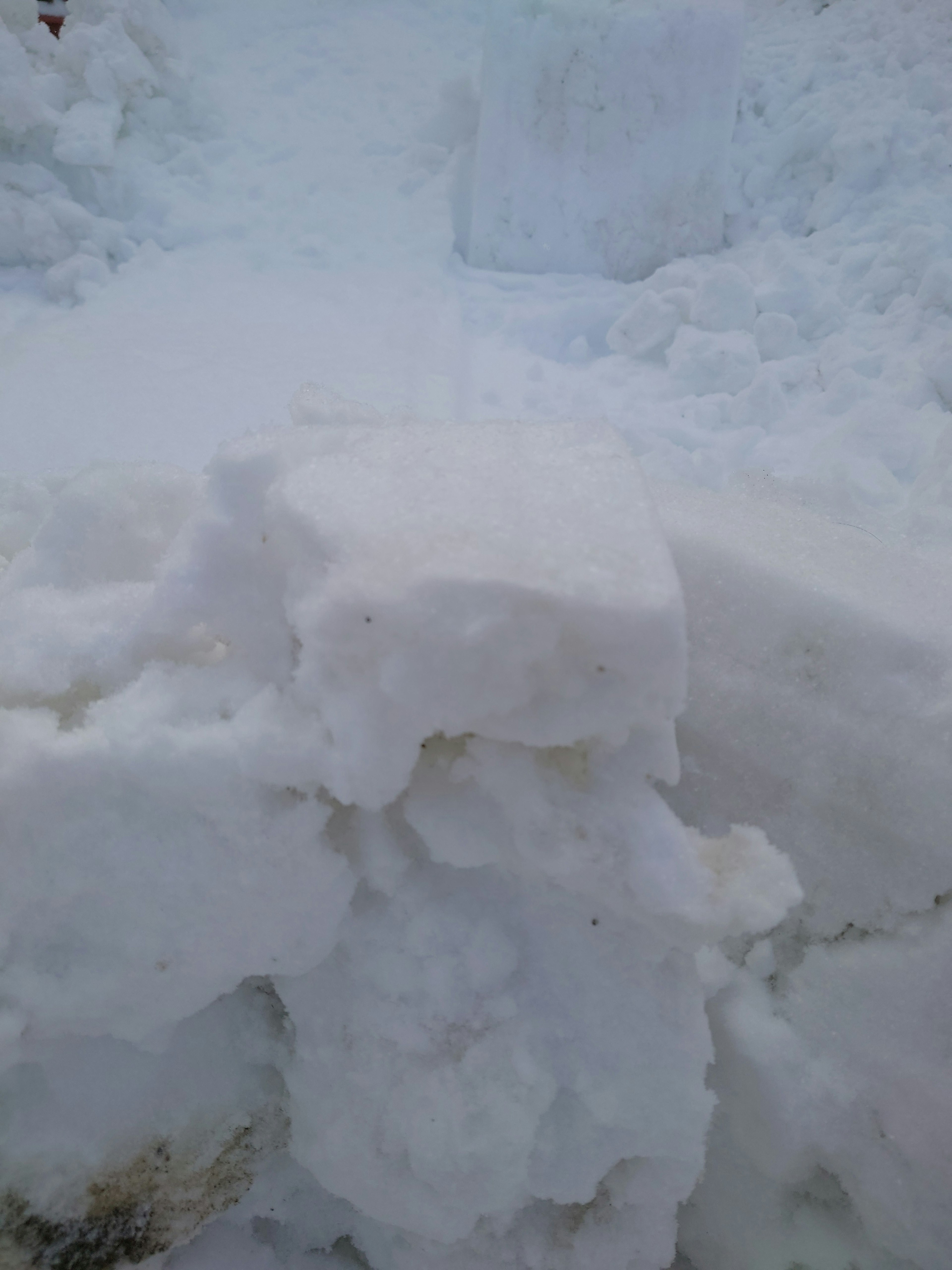 Schnee, der große Blöcke bildet