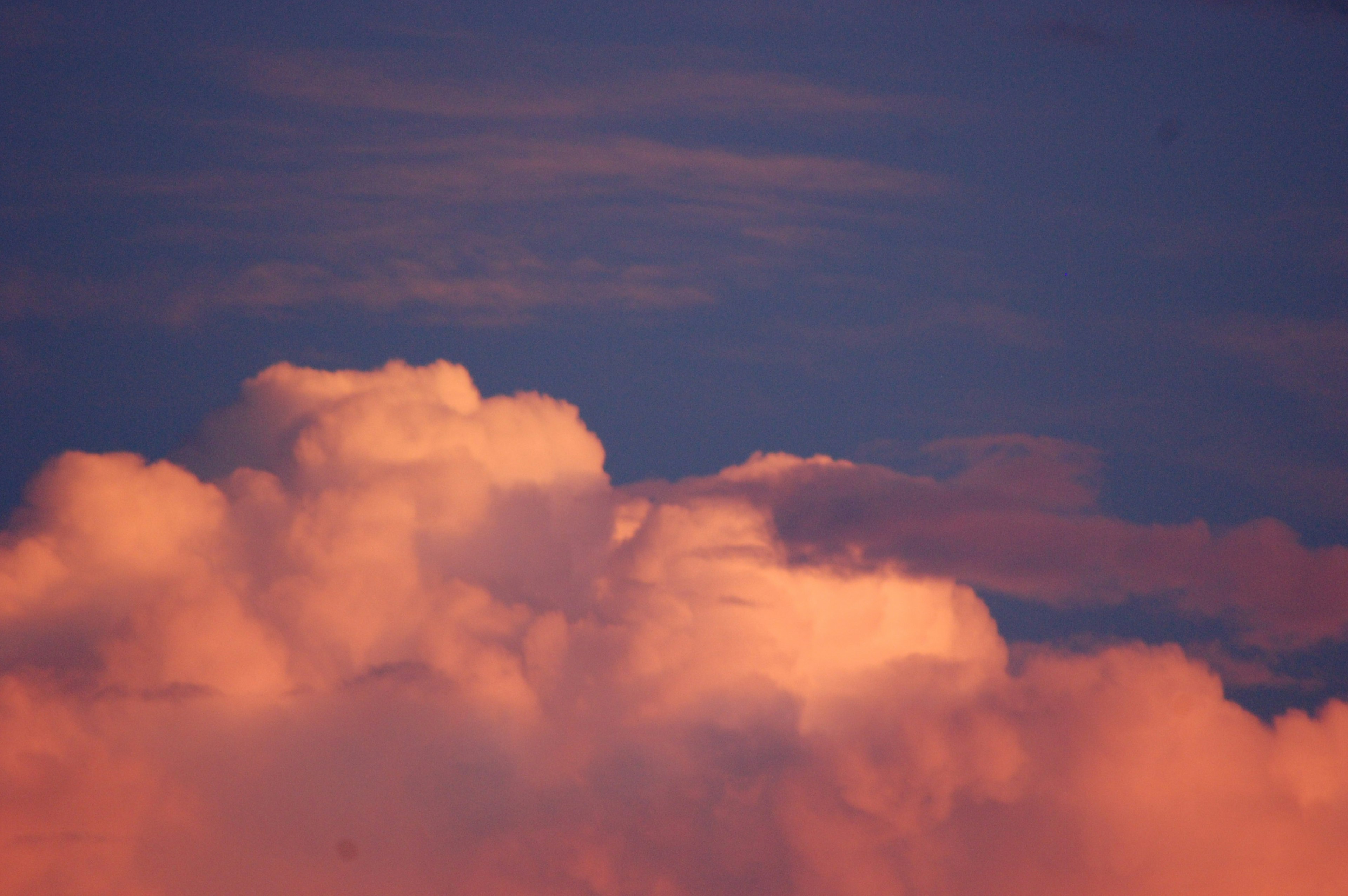 Awan senja bersinar dalam nuansa ungu dan oranye