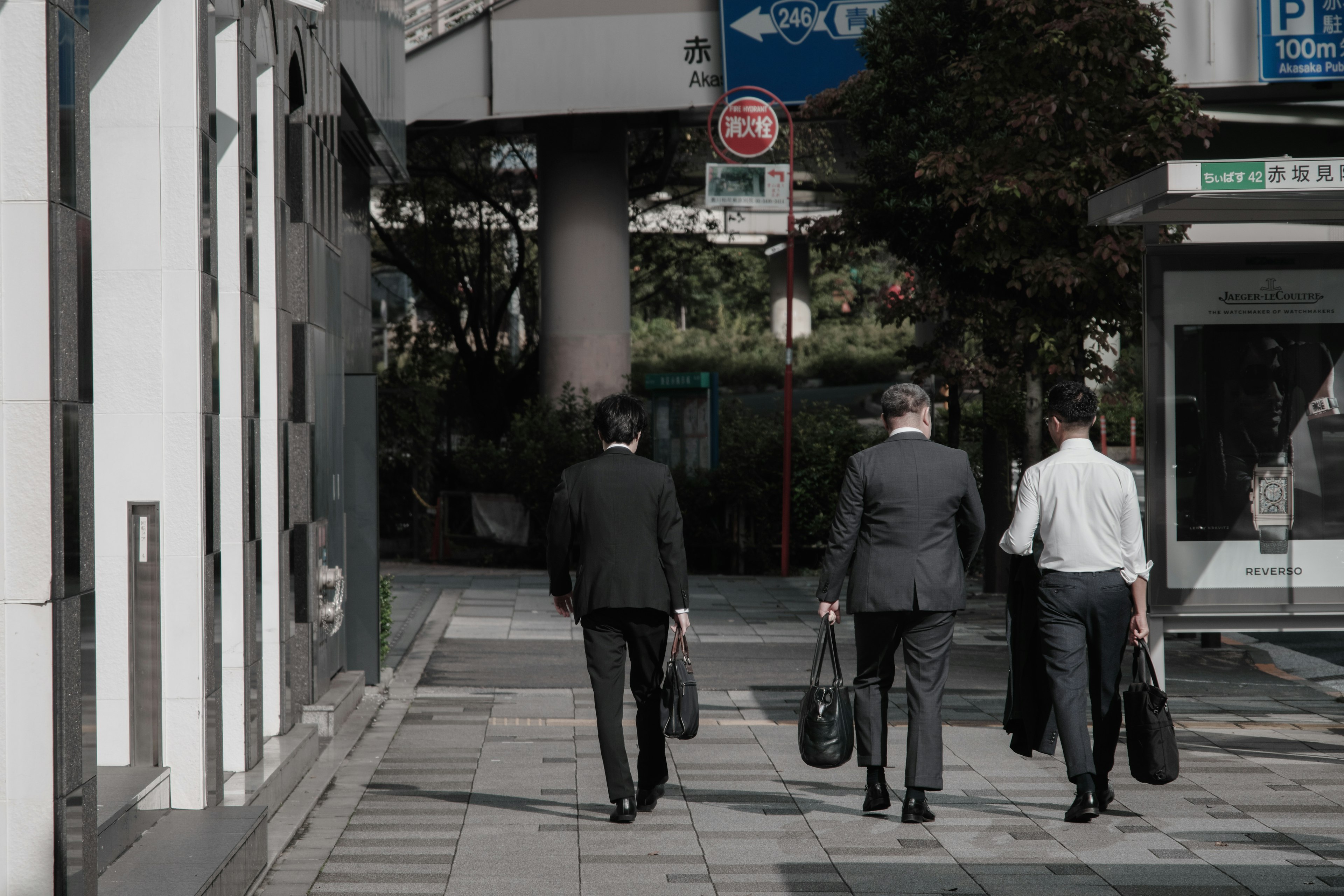 商务人士在城市街道上走的图像