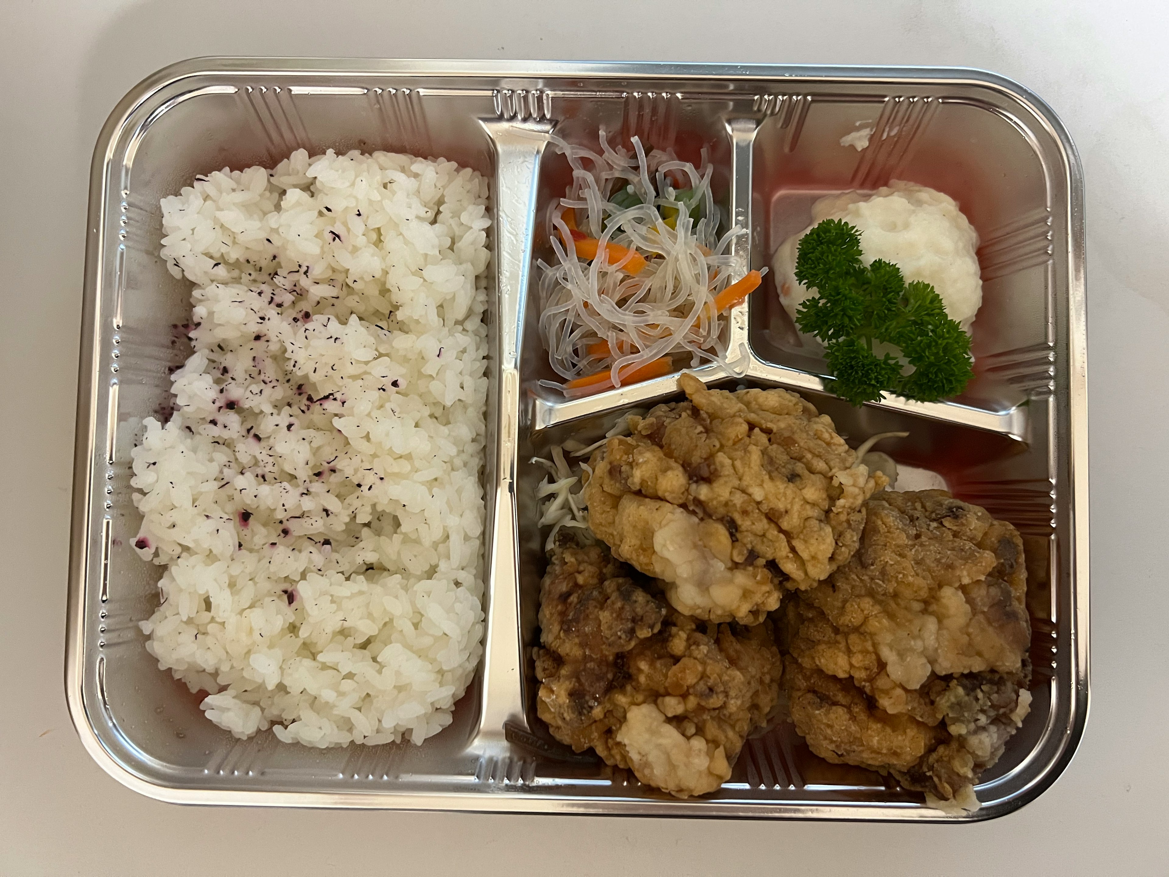 Gambar kotak bento dengan nasi putih dan ayam goreng