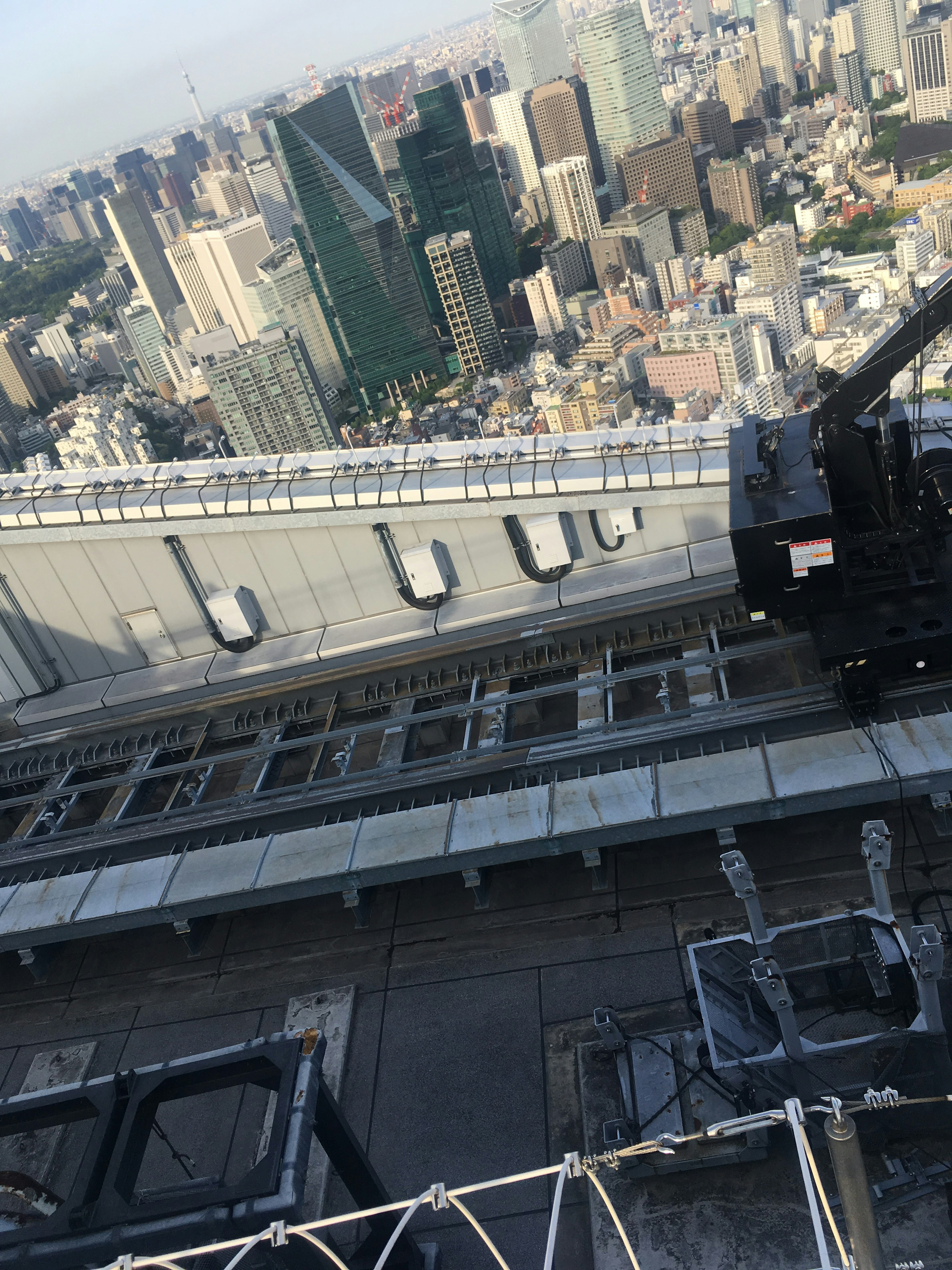 Vista panorámica de la ciudad desde el techo de un rascacielos con elementos de construcción