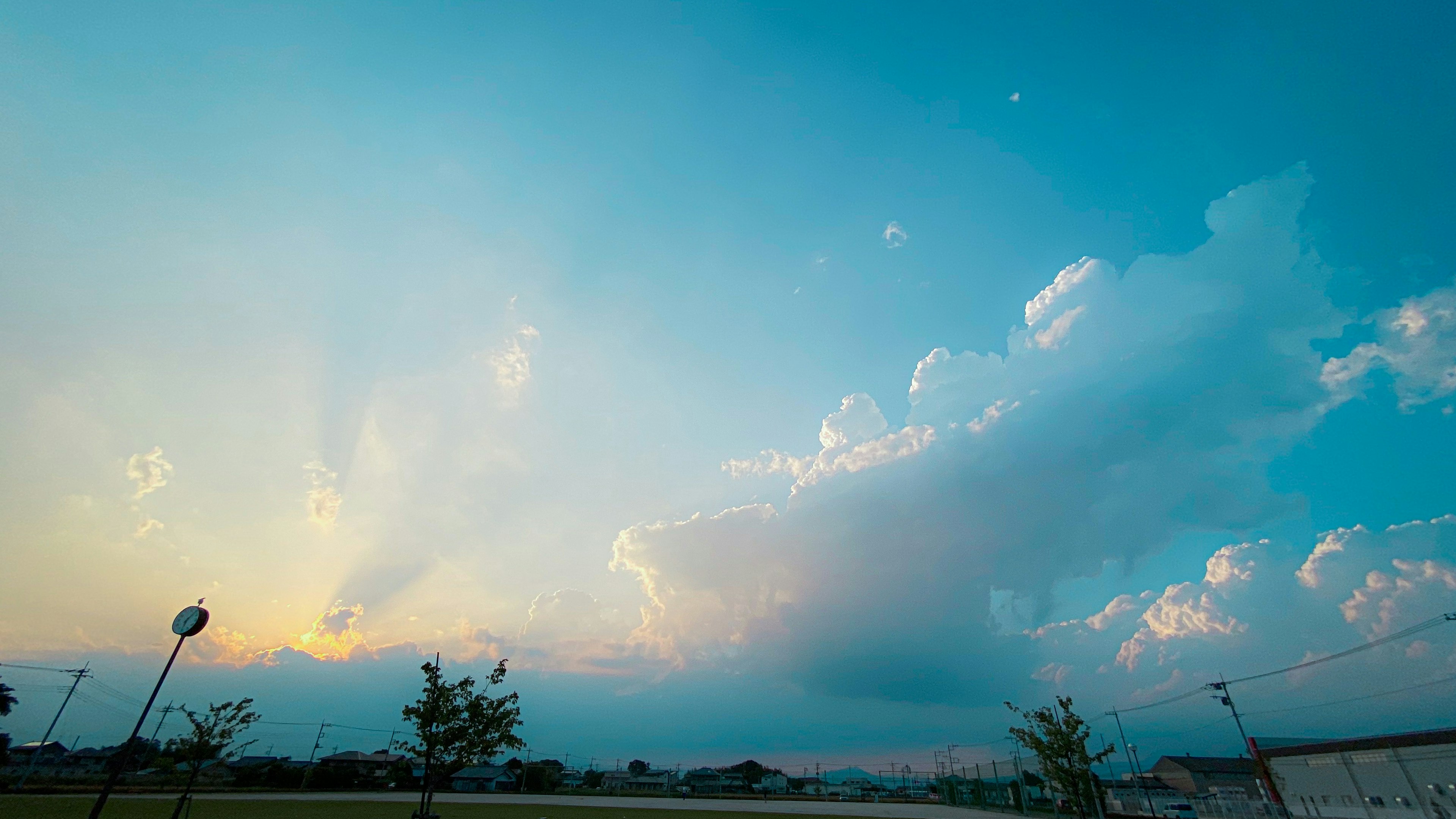 美しい青空と白い雲が広がる風景