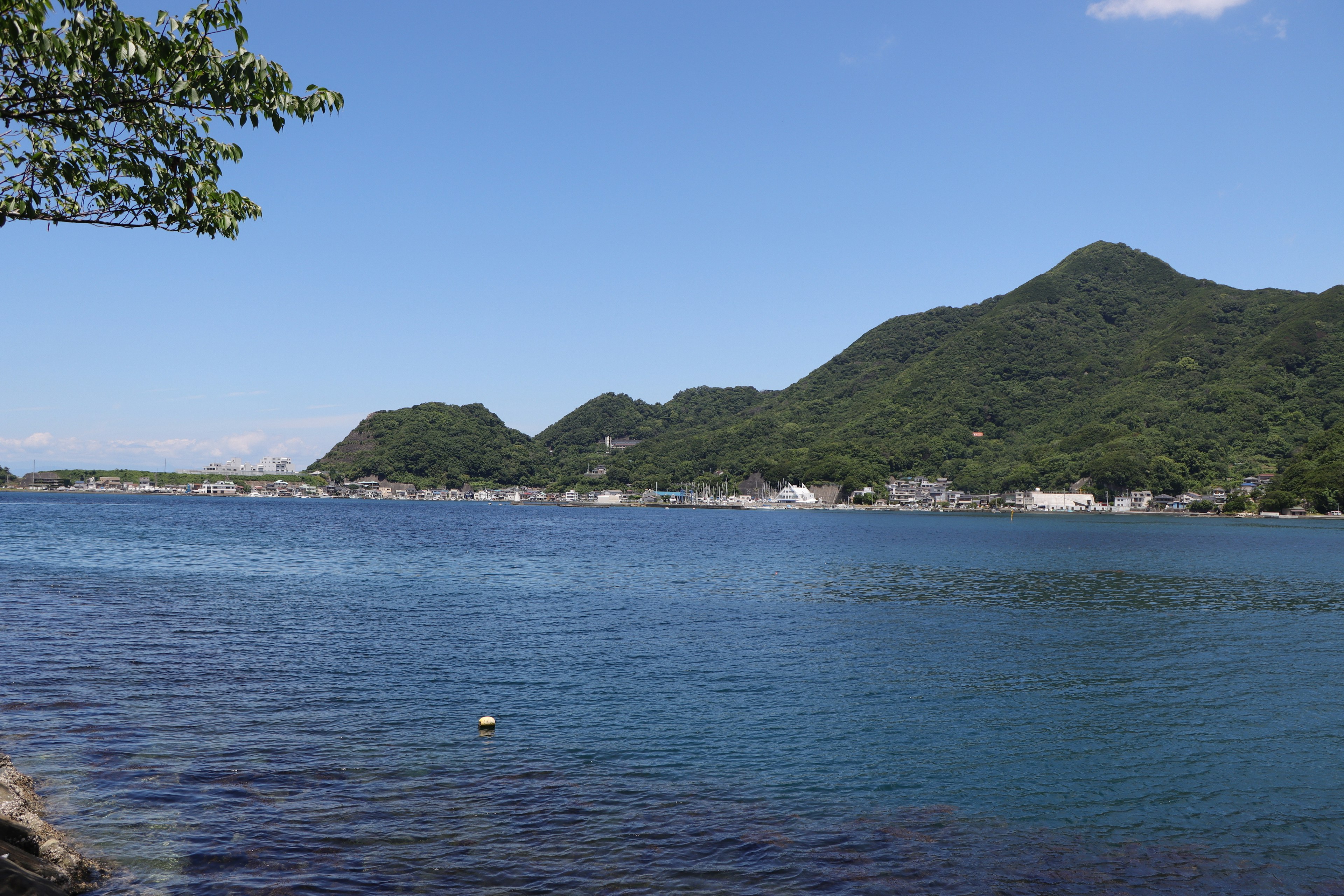 Malersicher Blick auf ein blaues Meer und grüne Berge