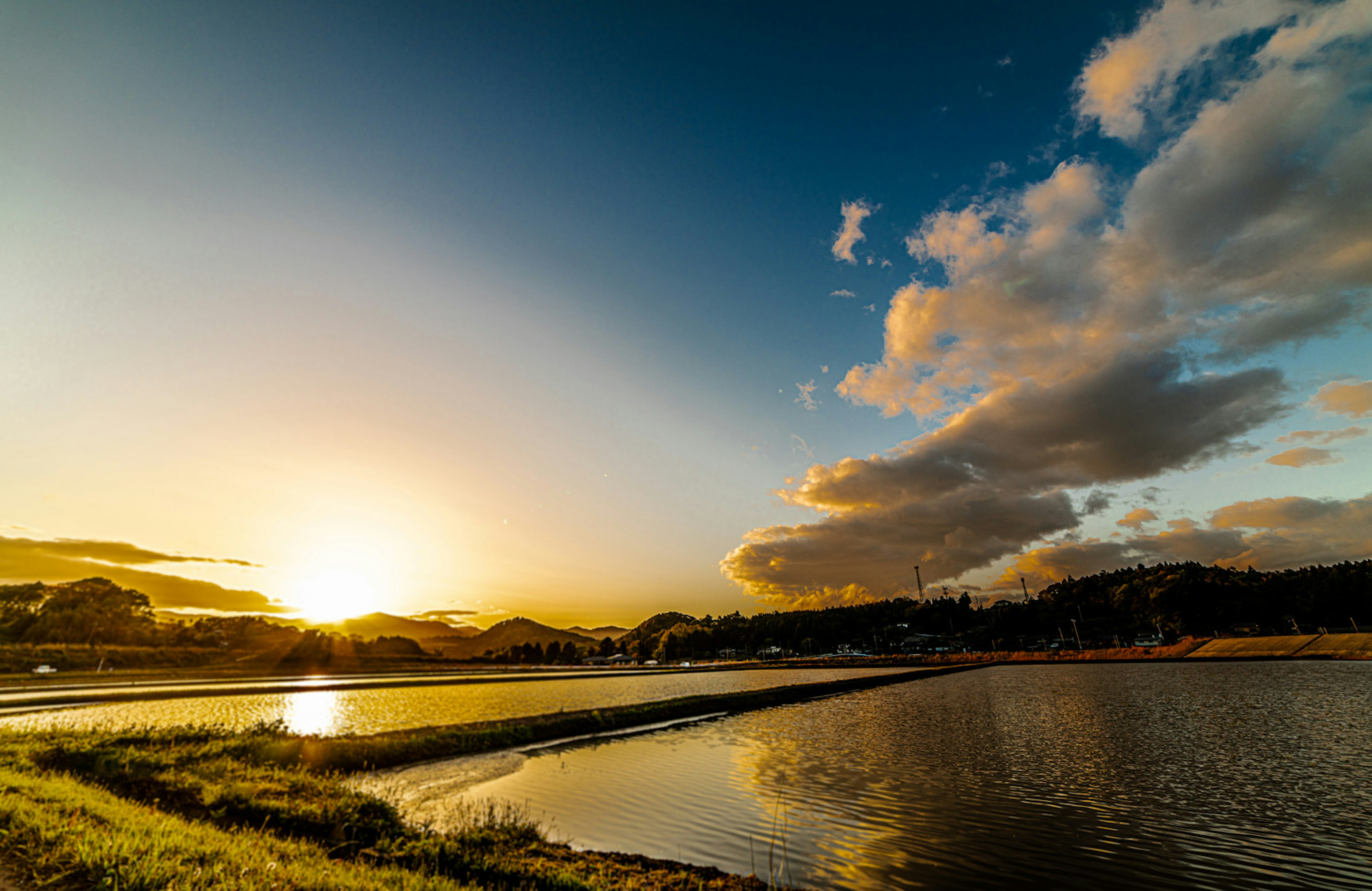 Malerscher Sonnenuntergang, der sich im ruhigen Wasser spiegelt