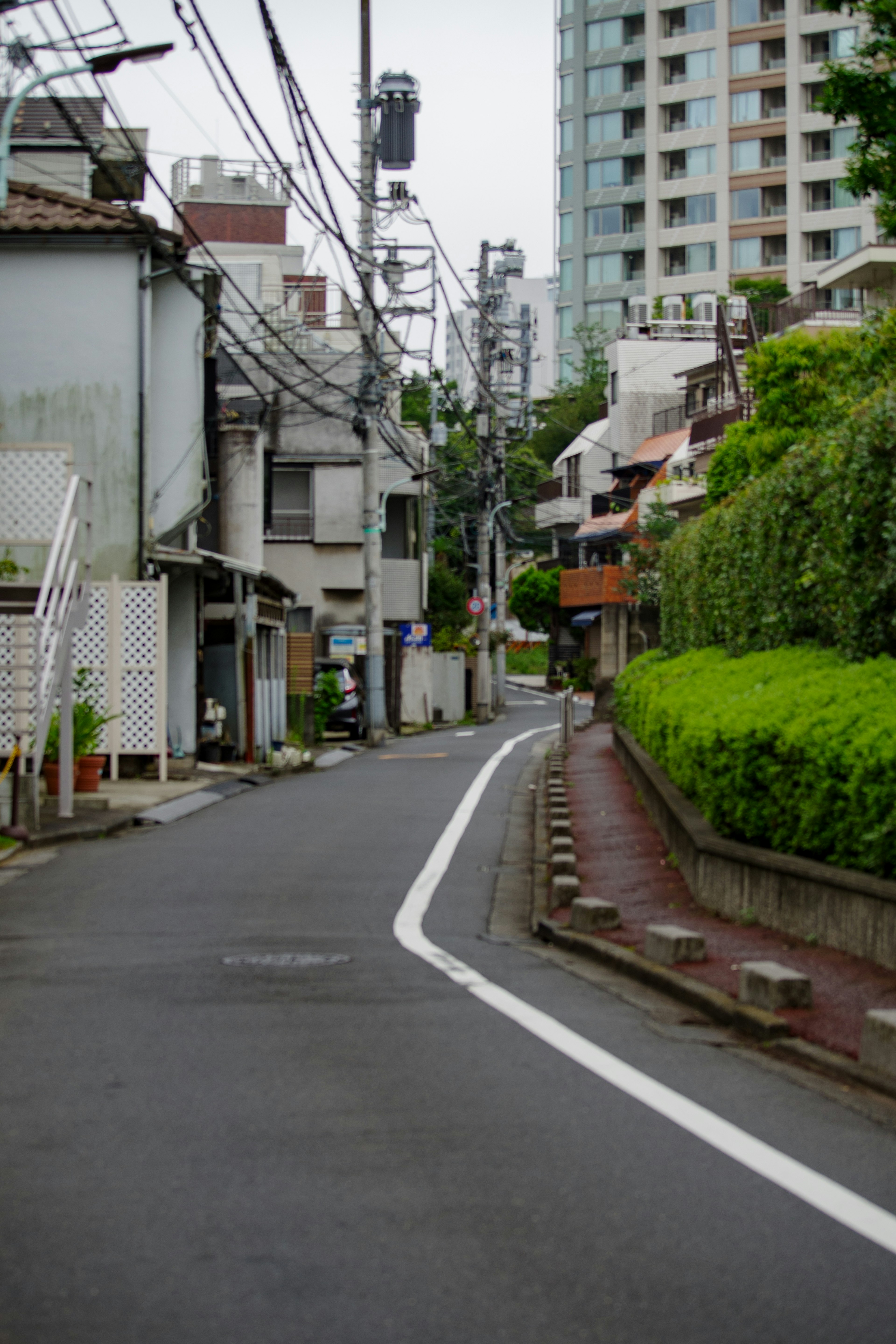 Strada tranquilla di Tokyo con edifici residenziali e un grattacielo