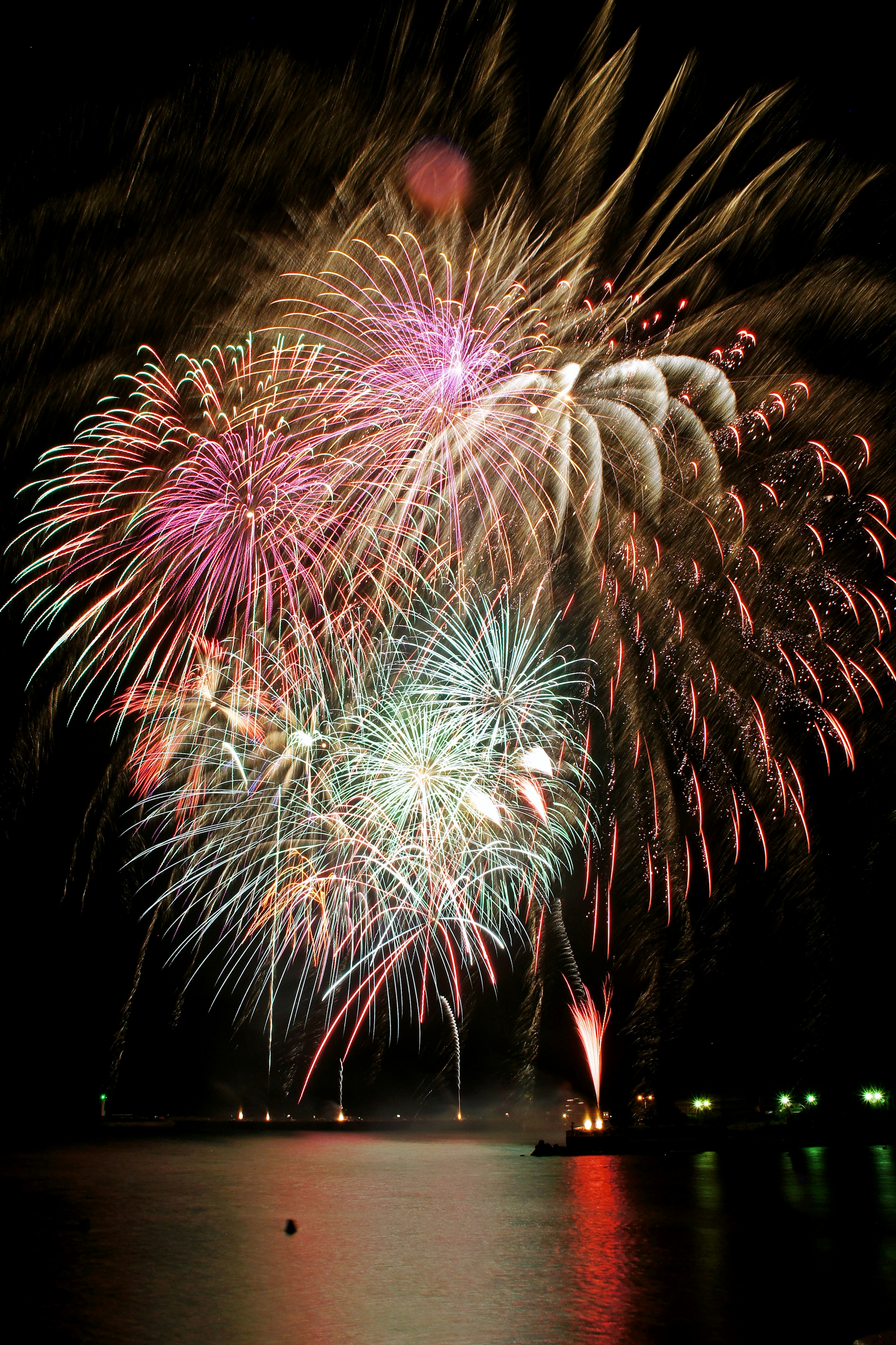 Espectáculo de fuegos artificiales coloridos iluminando el cielo nocturno