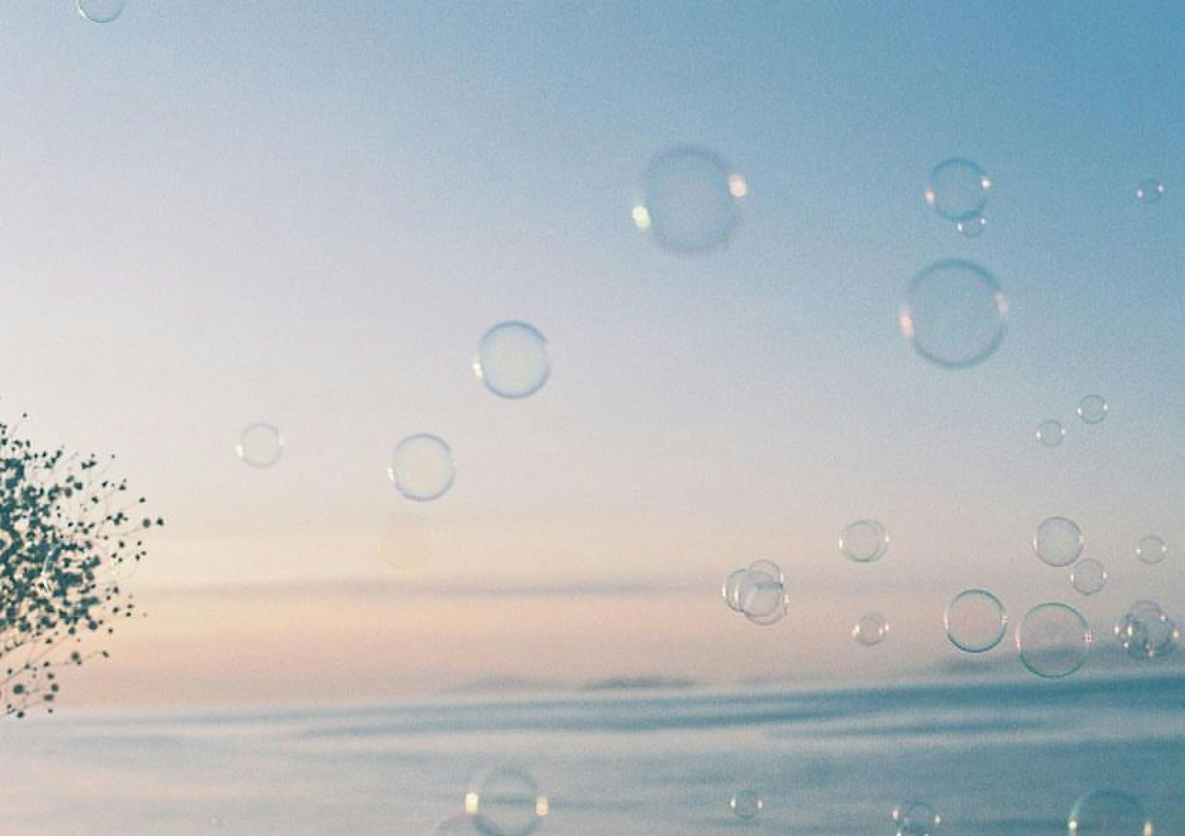 Mare calmo con bolle nel cielo