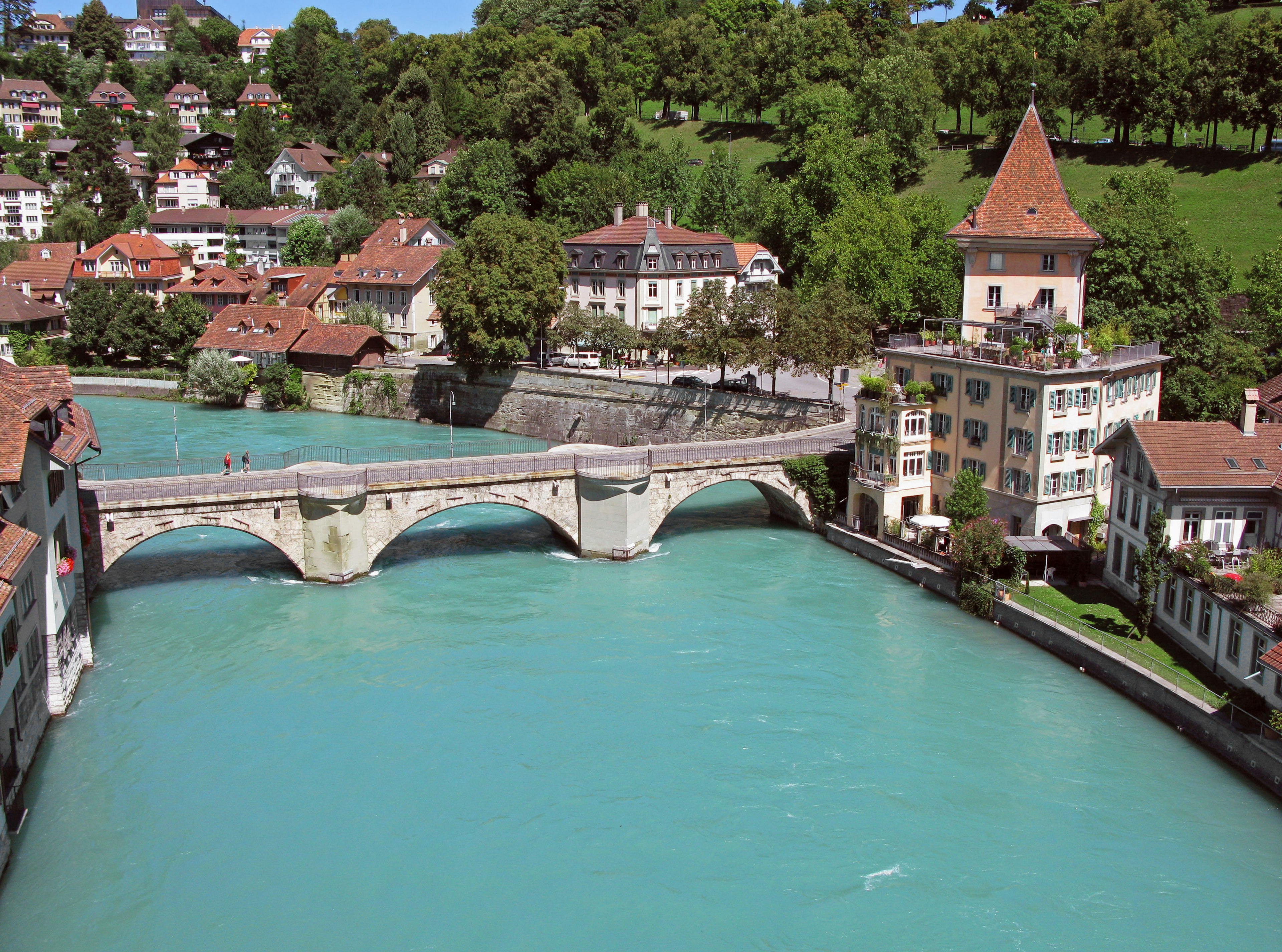 Pemandangan indah sungai dan jembatan di kota Swiss