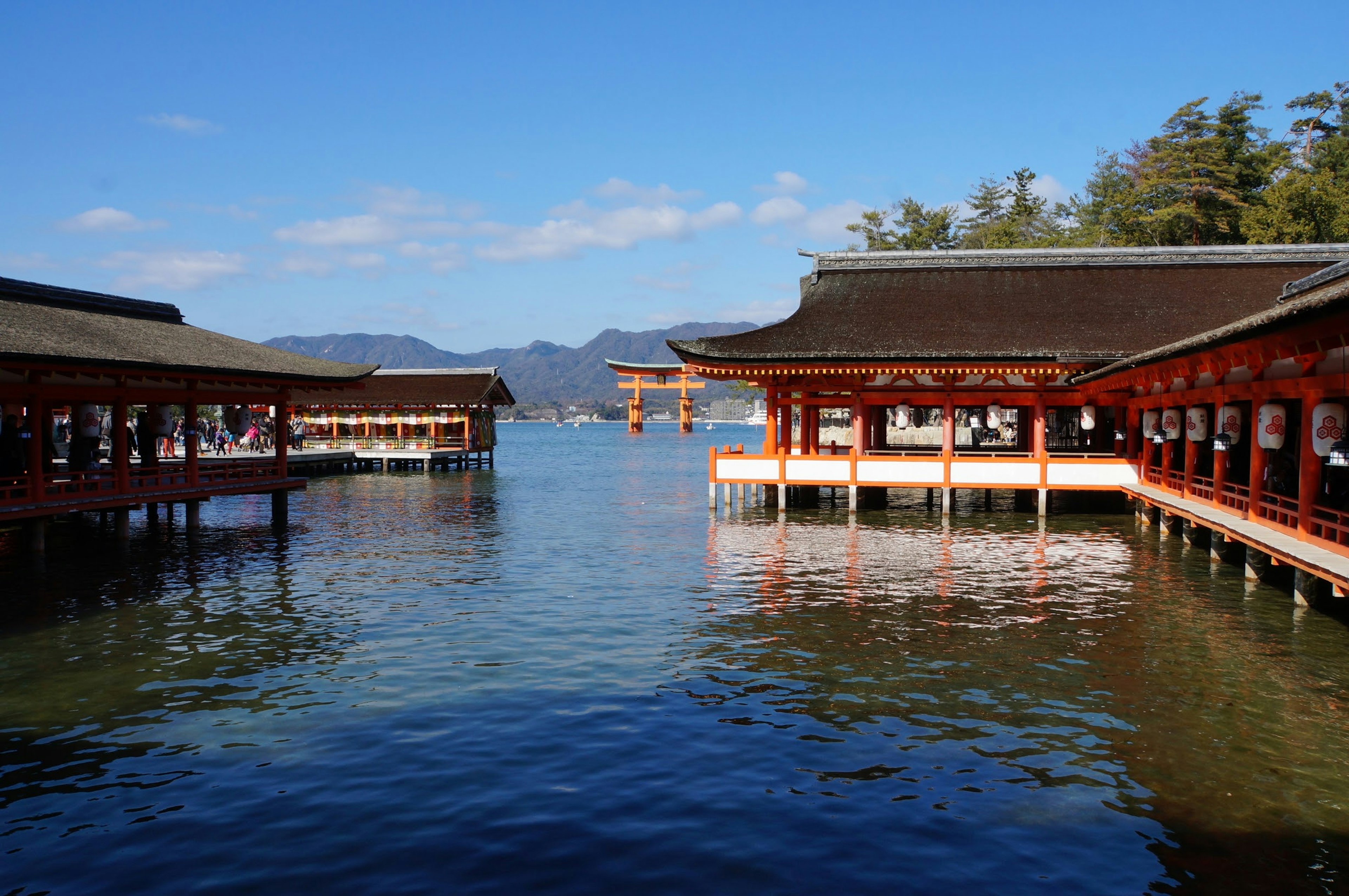 Hermosa vista del santuario de Itsukushima con aguas tranquilas