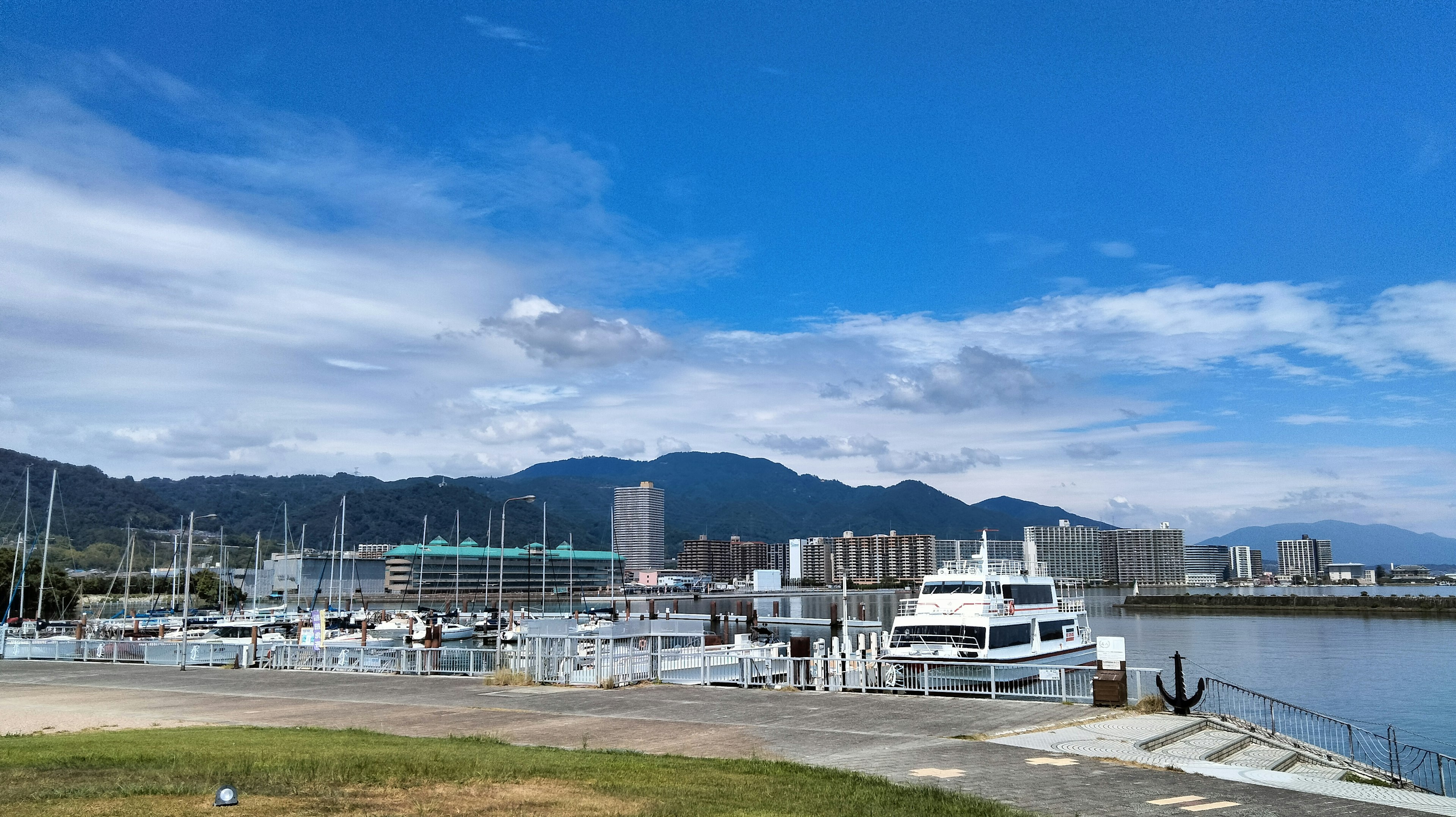 Vue du port avec ciel bleu et bateaux blancs