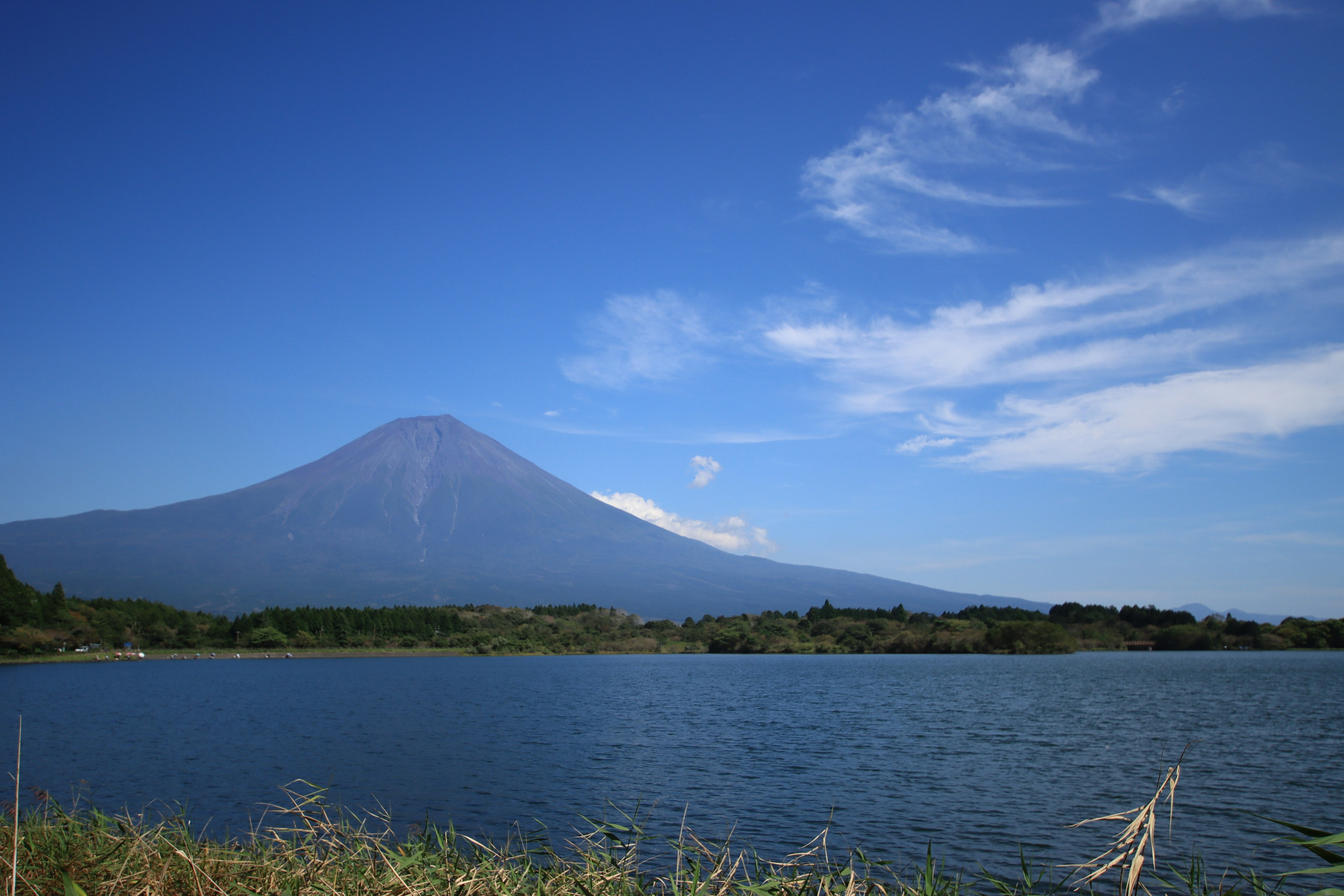 Monte Fuji che si erge sotto un cielo blu con un lago sereno