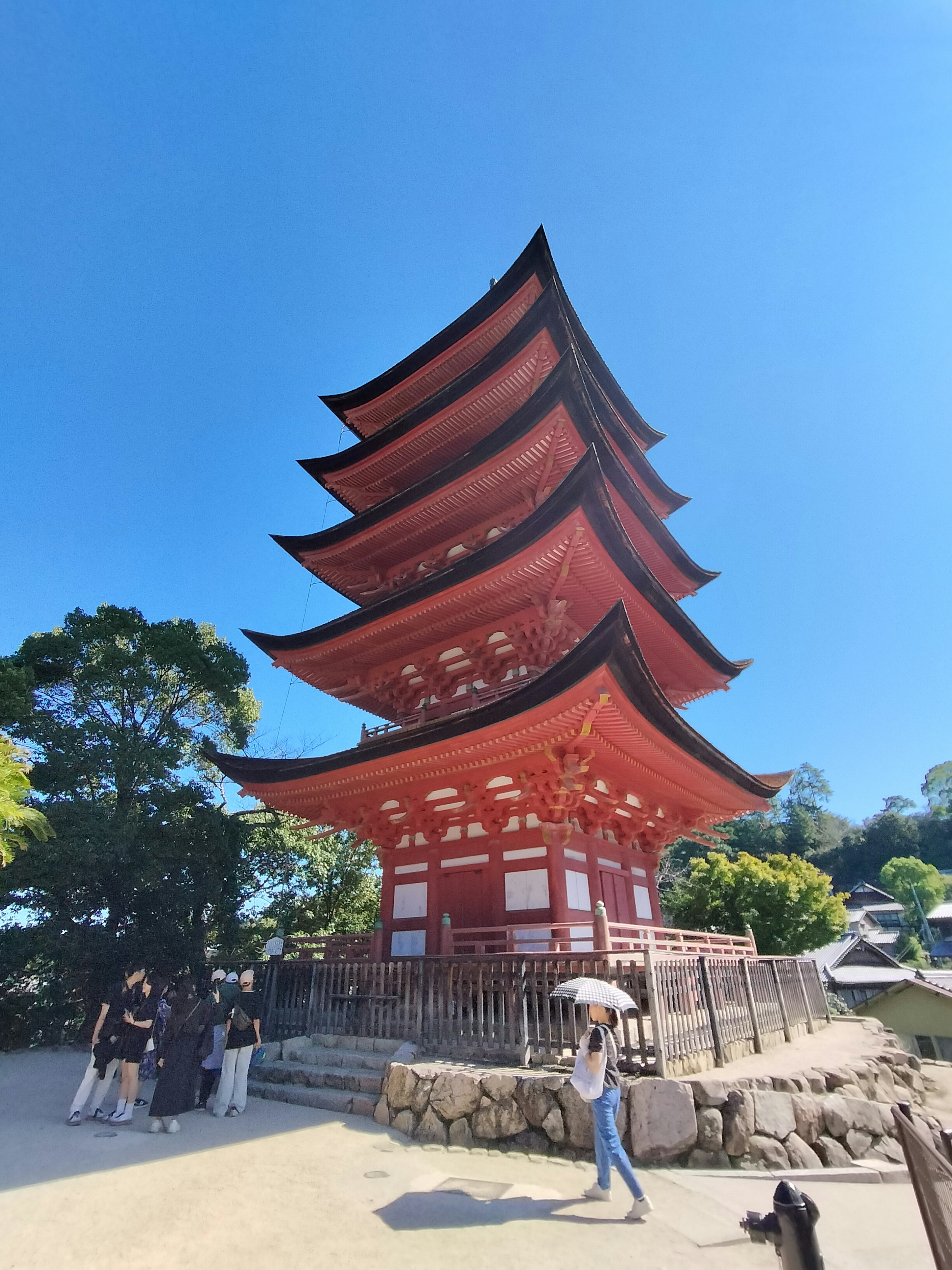 Rote fünfstöckige Pagode unter blauem Himmel