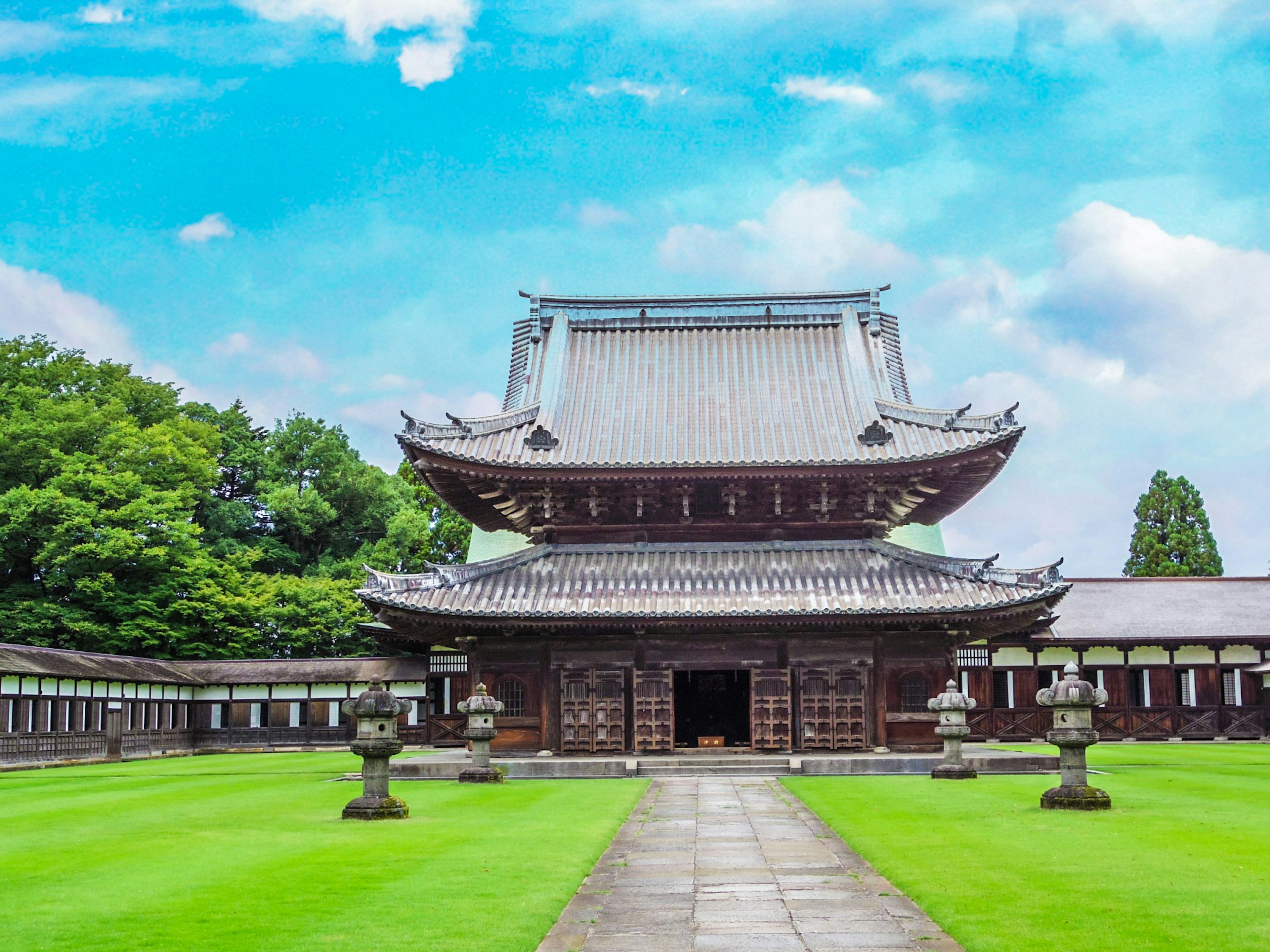 Hermosa fachada de un templo japonés con césped verde y cielo azul