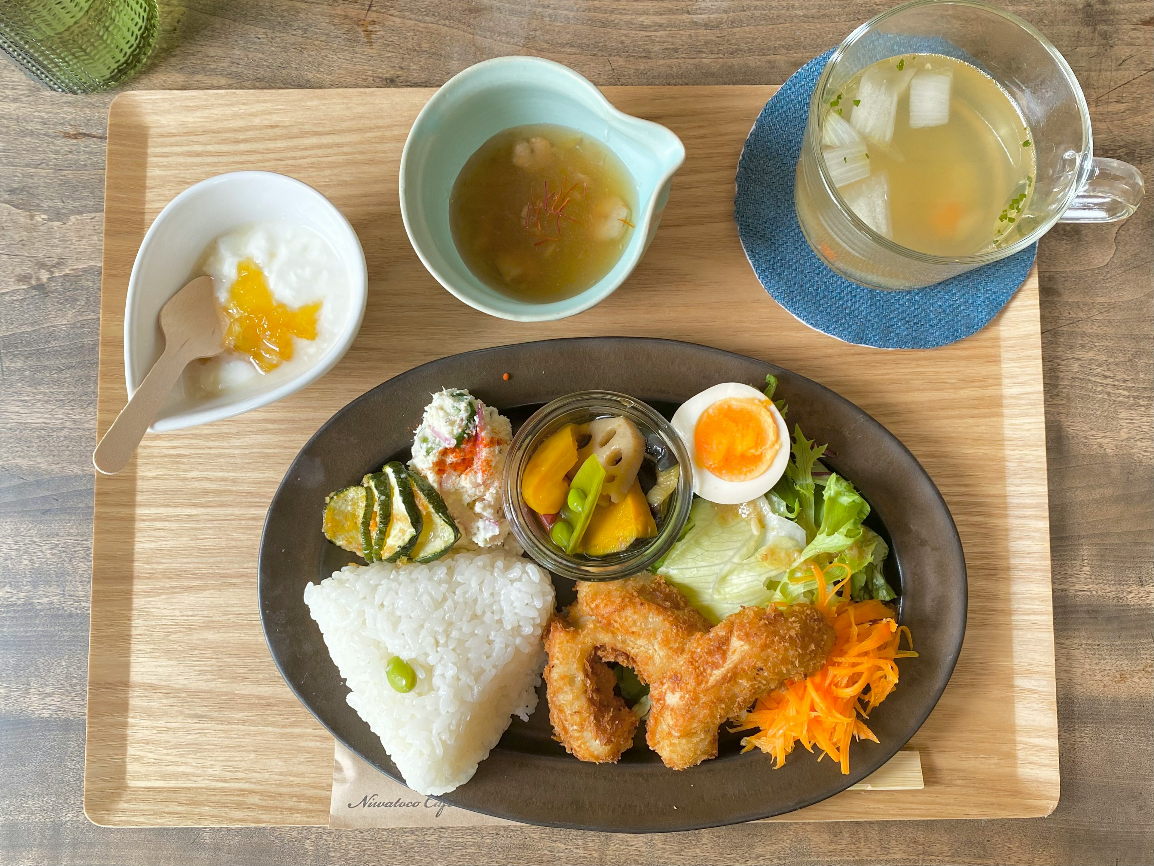 美味しそうな和食のプレートに揚げ物やサラダ、ライスの盛り付け