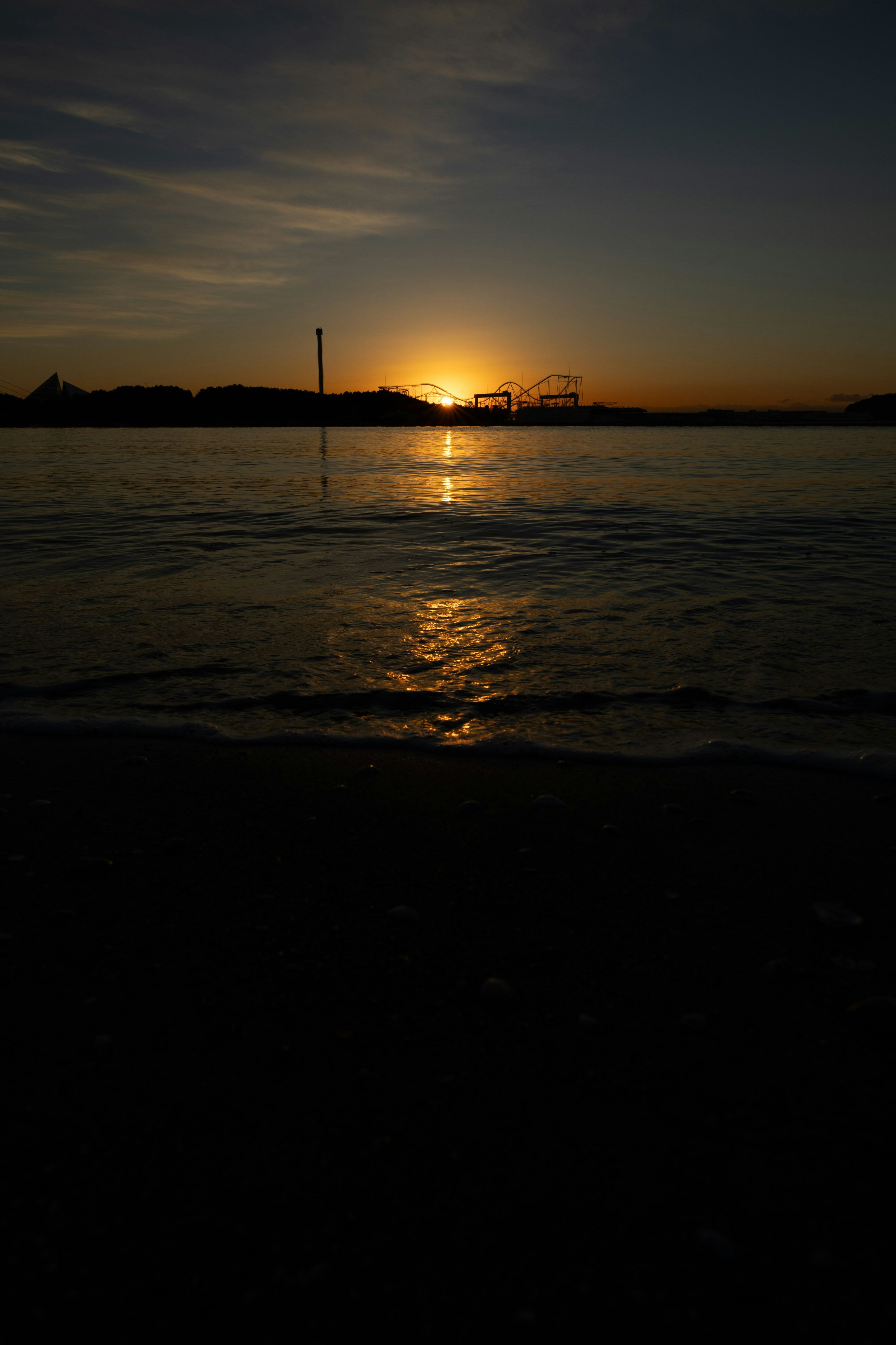 夕日が水面に反射する美しい風景