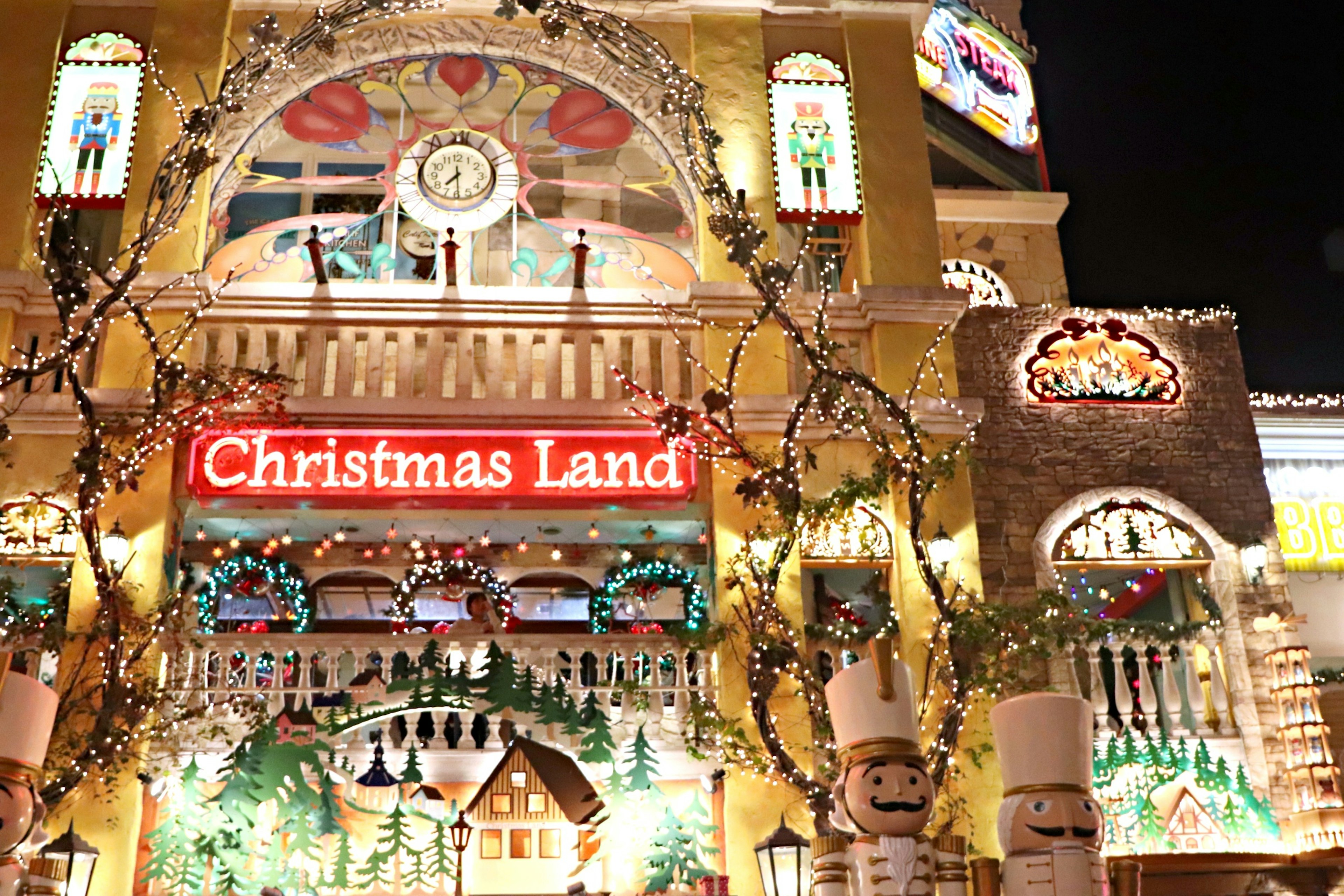 Fachada vibrante de un edificio decorada para Navidad con luces brillantes y elementos festivos