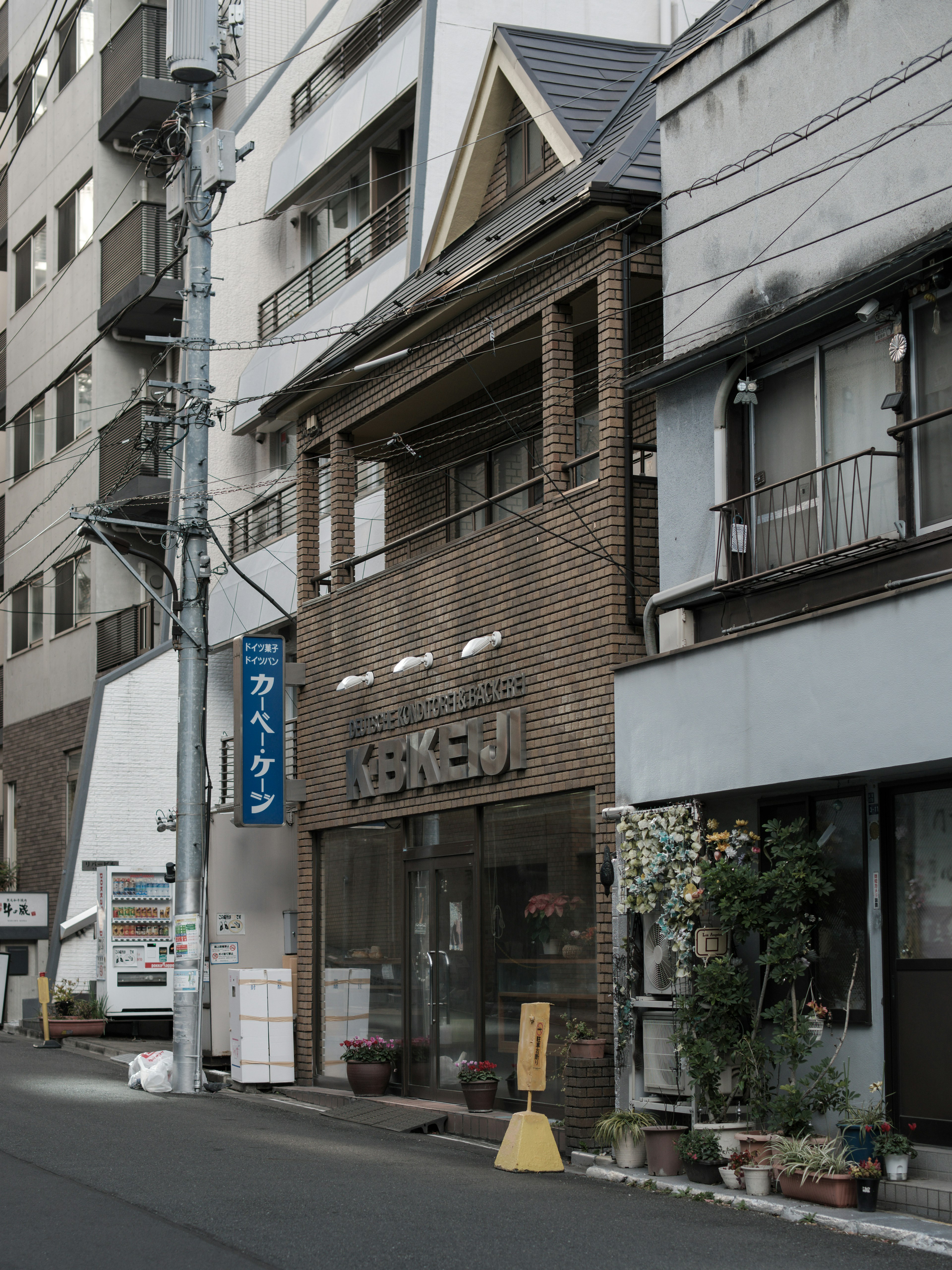 Fassade eines alten Gebäudes mit Blick auf die umliegende Straße