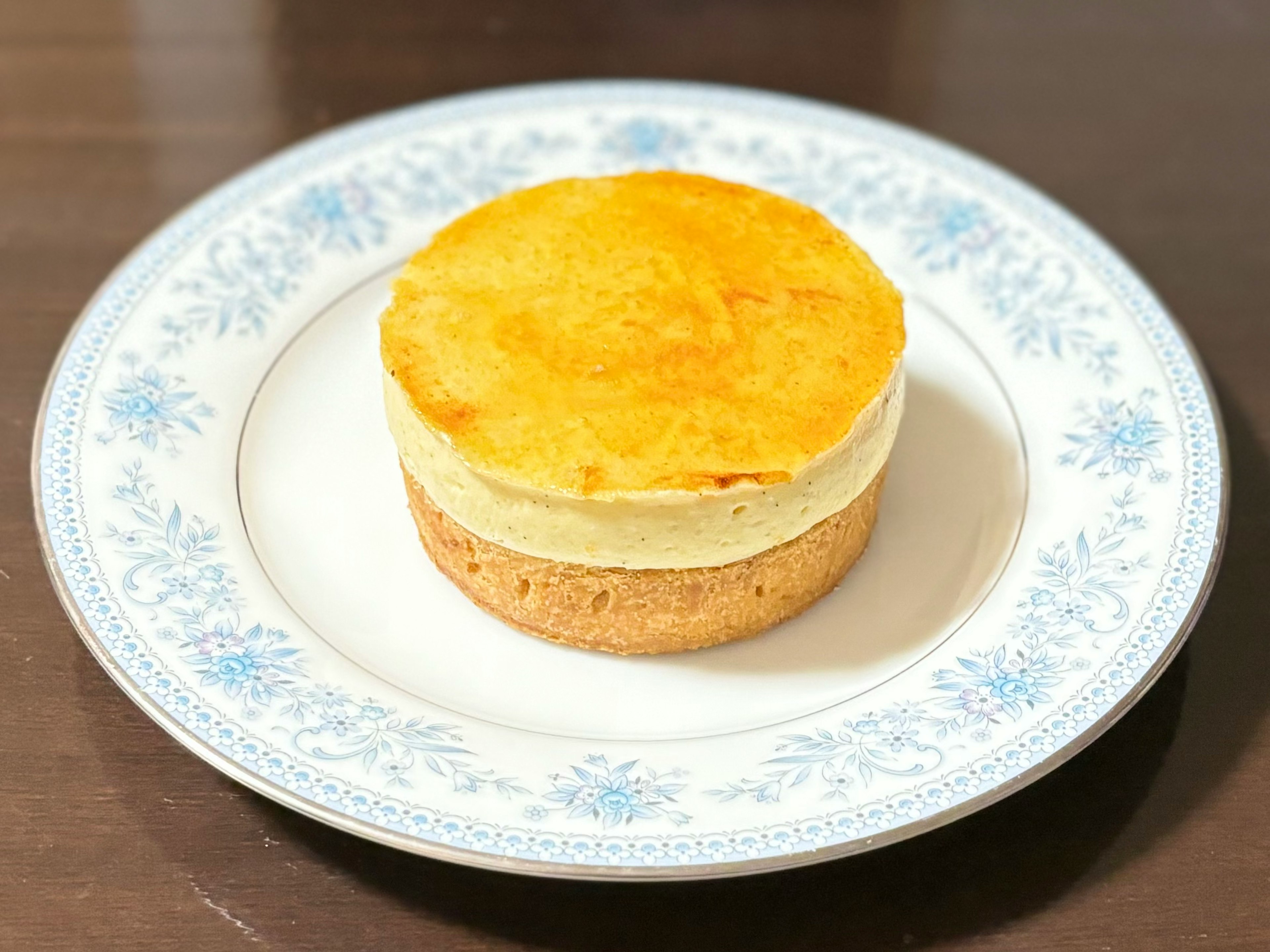 美しいデザインのプレートに盛り付けられたチーズケーキのようなデザート