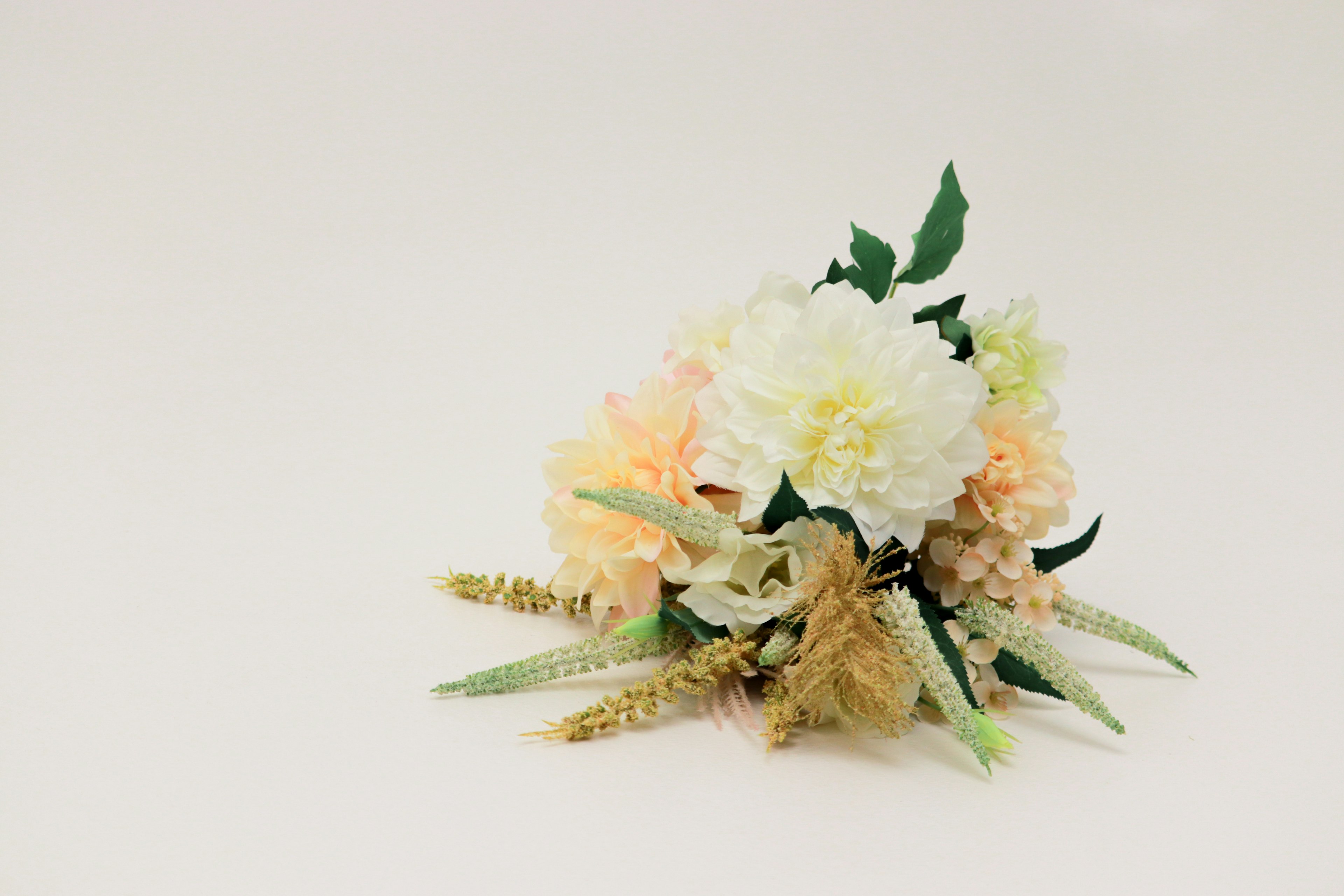 Bouquet con fiori bianchi e arancioni e foglie verdi