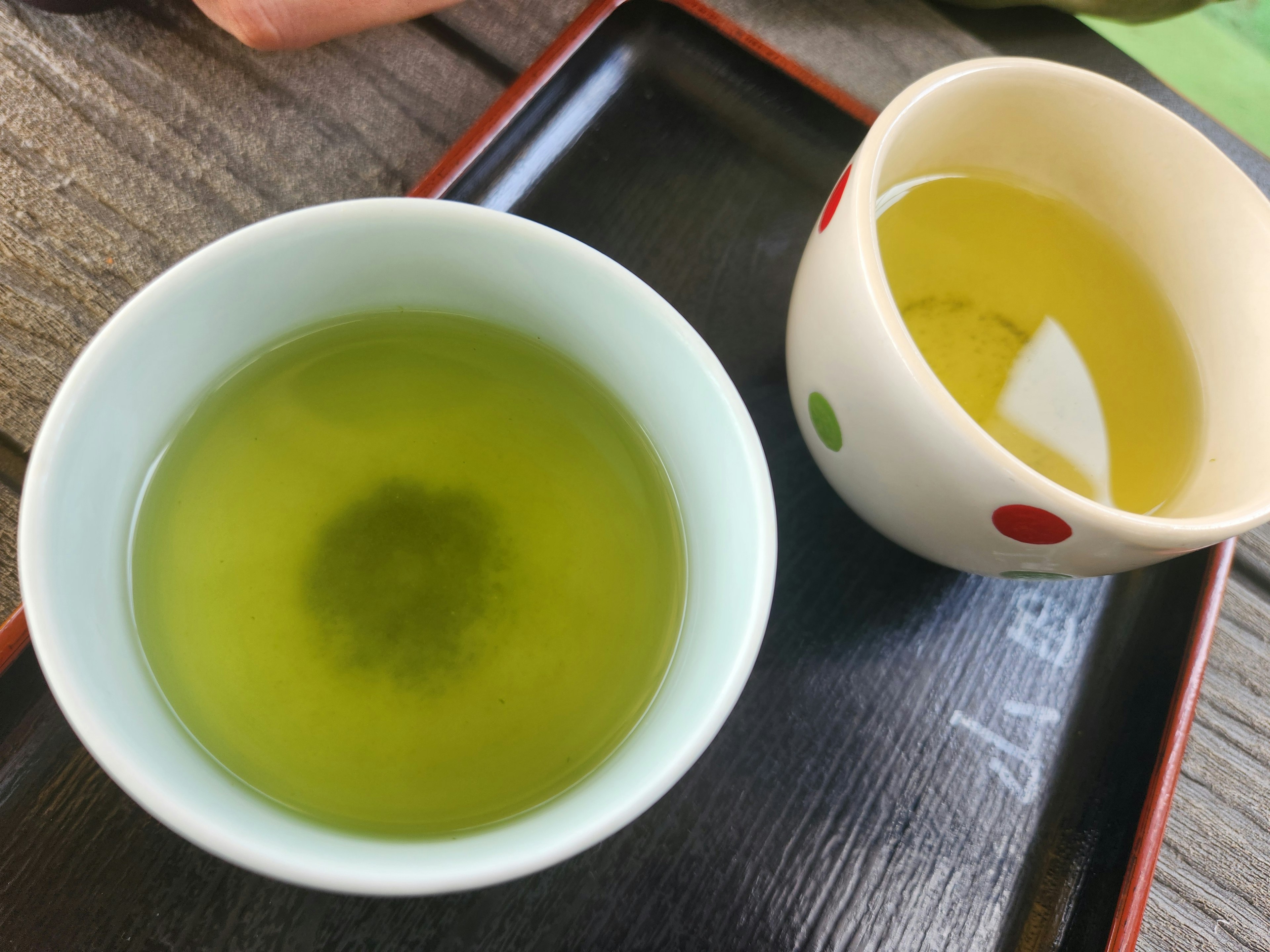 Two cups of green tea placed on a tray