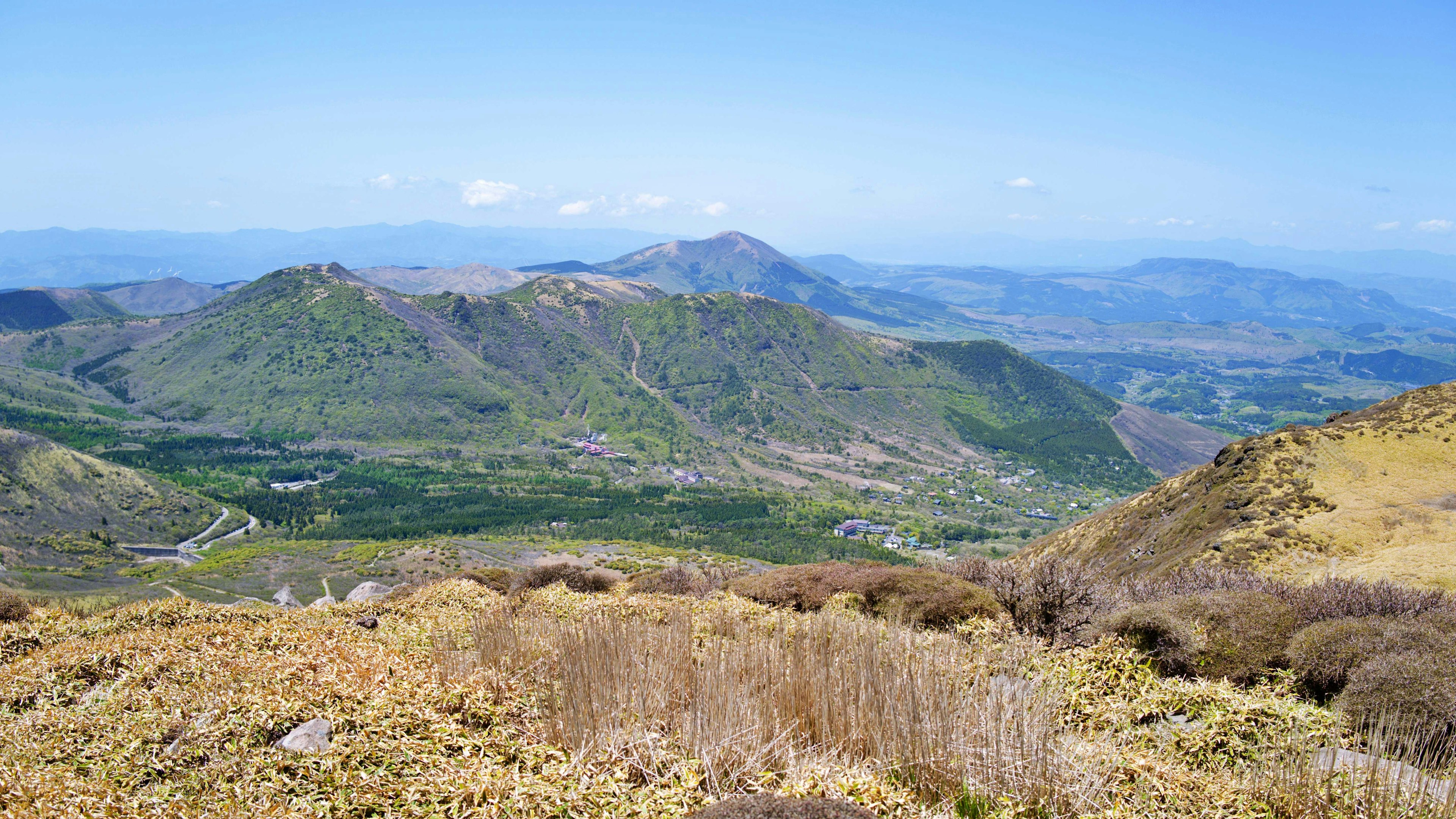 Panoramablick auf Berge und grüne Täler