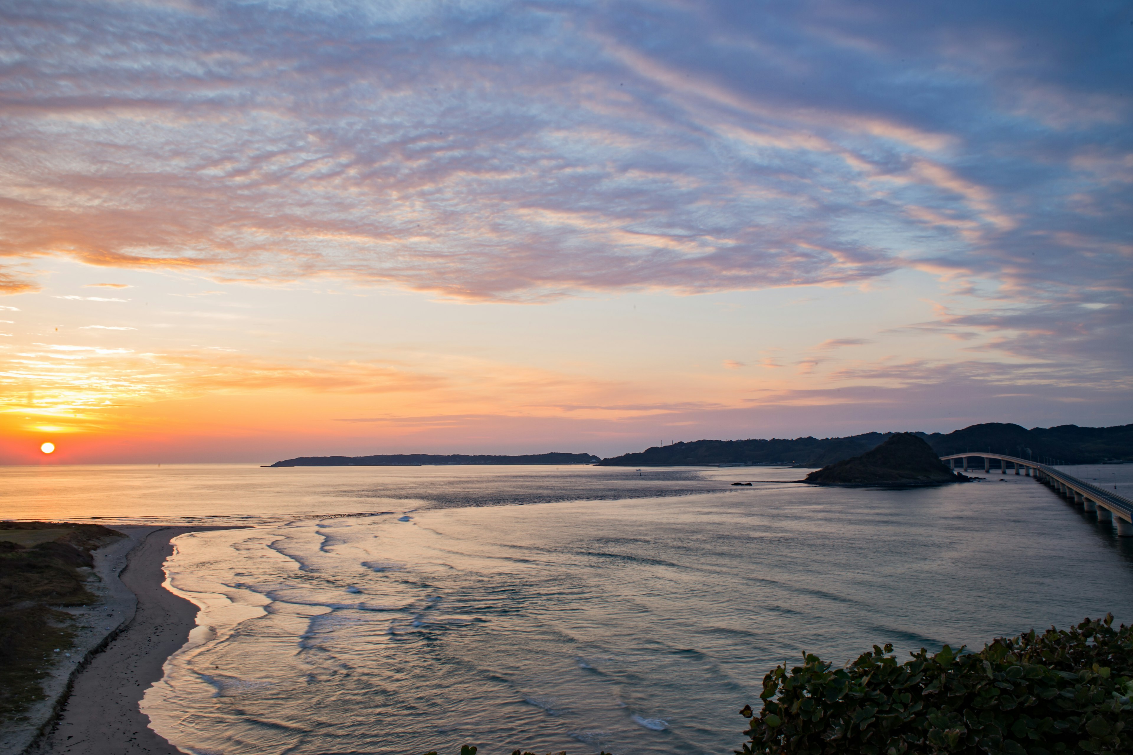 海岸線與海上日落的風景