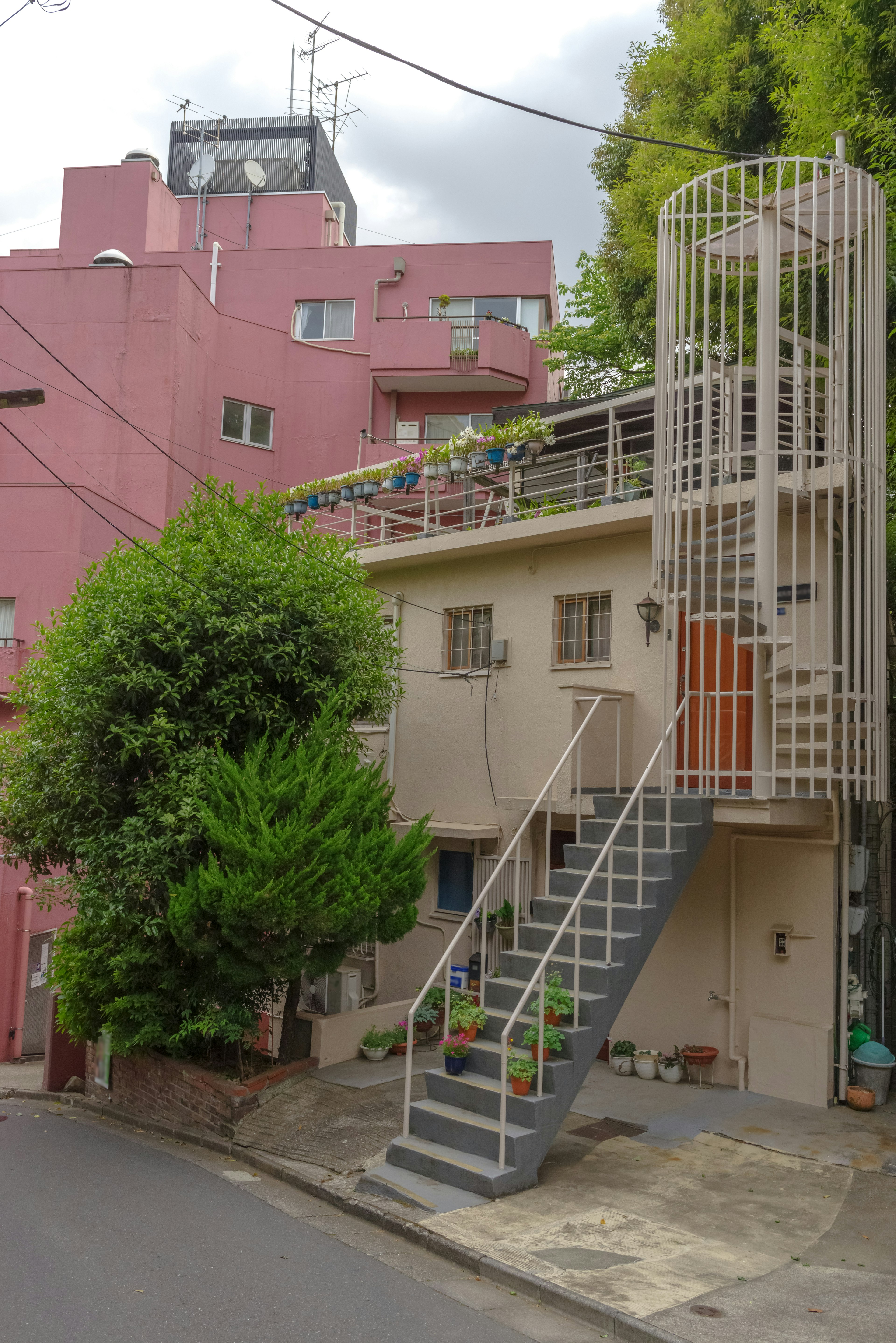 Edificio de diseño único en una calle inclinada con escaleras