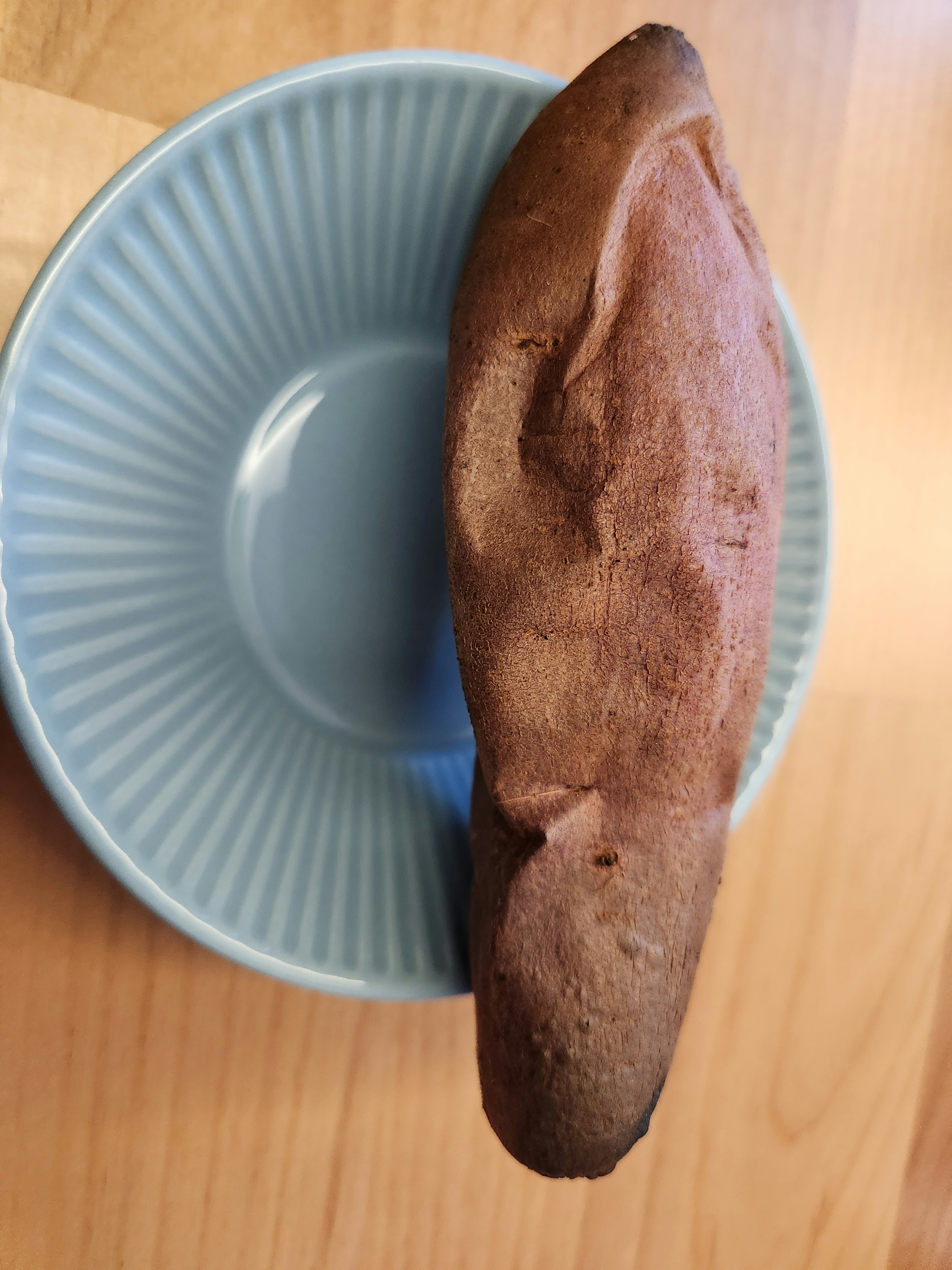 Patate douce reposant sur une assiette bleue claire