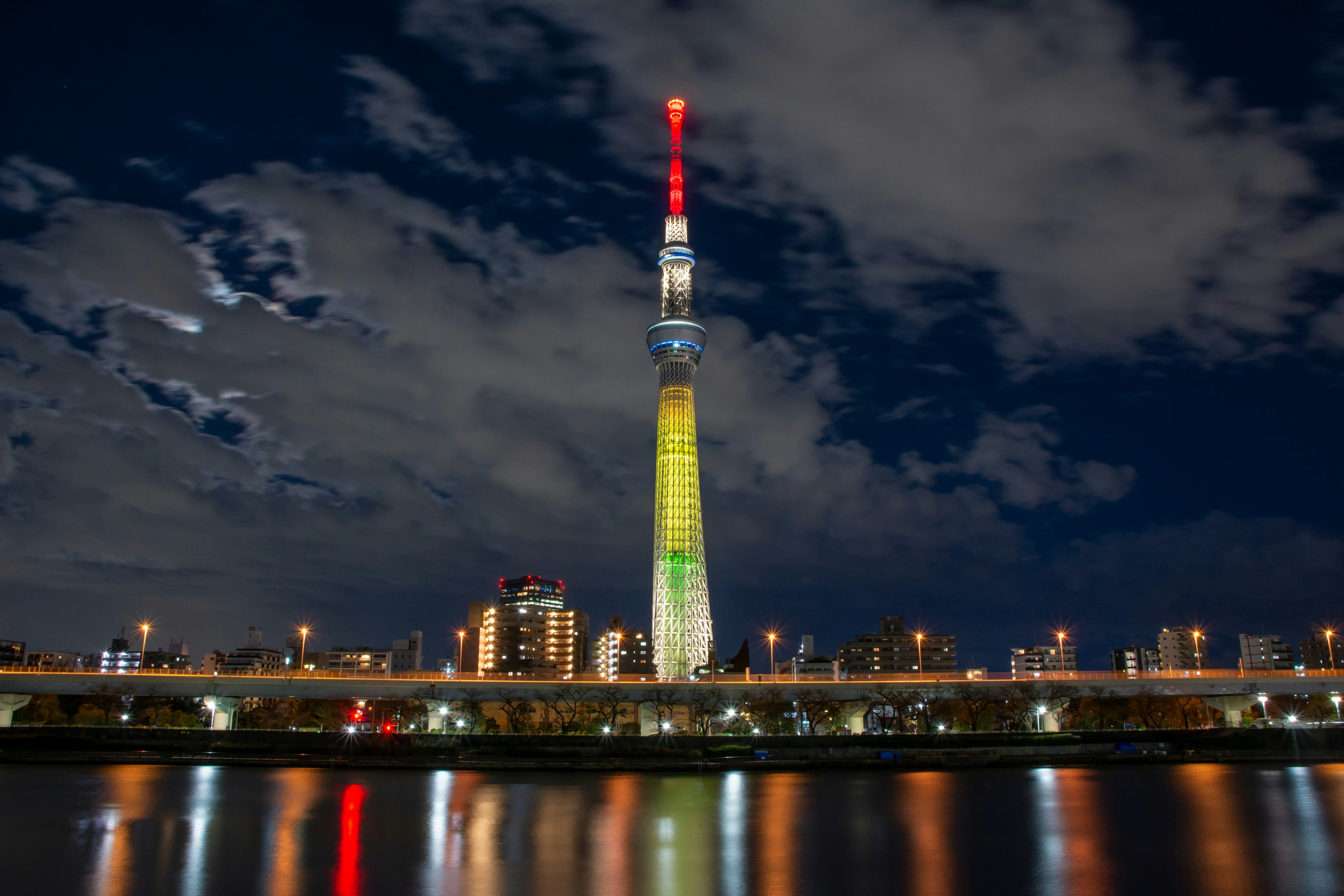 Tokyo Skytree yang diterangi di malam hari dengan lampu berwarna