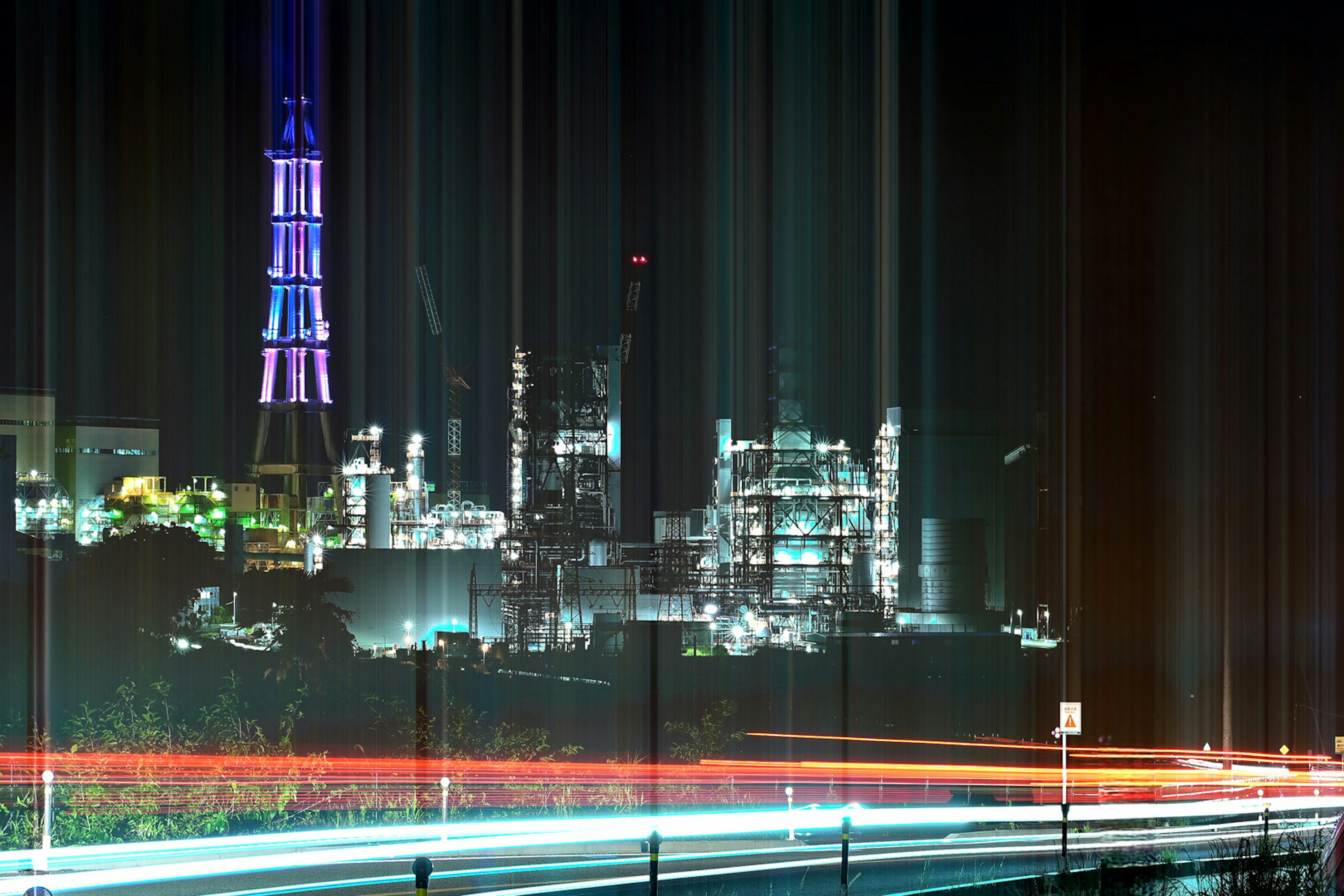 Vue nocturne d'un paysage industriel avec la Tour de Tokyo illuminée