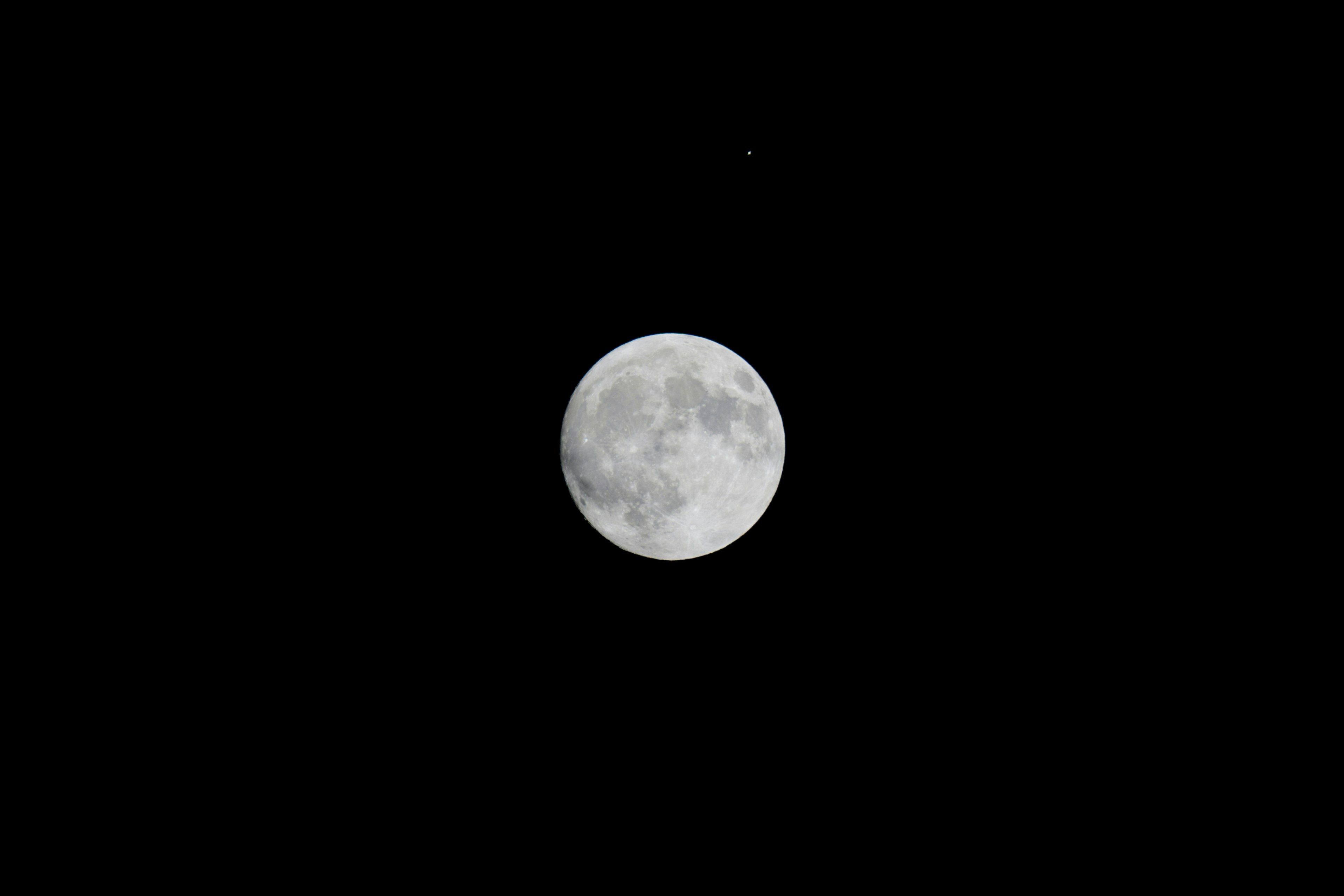 Imagen clara de una luna llena en el cielo nocturno