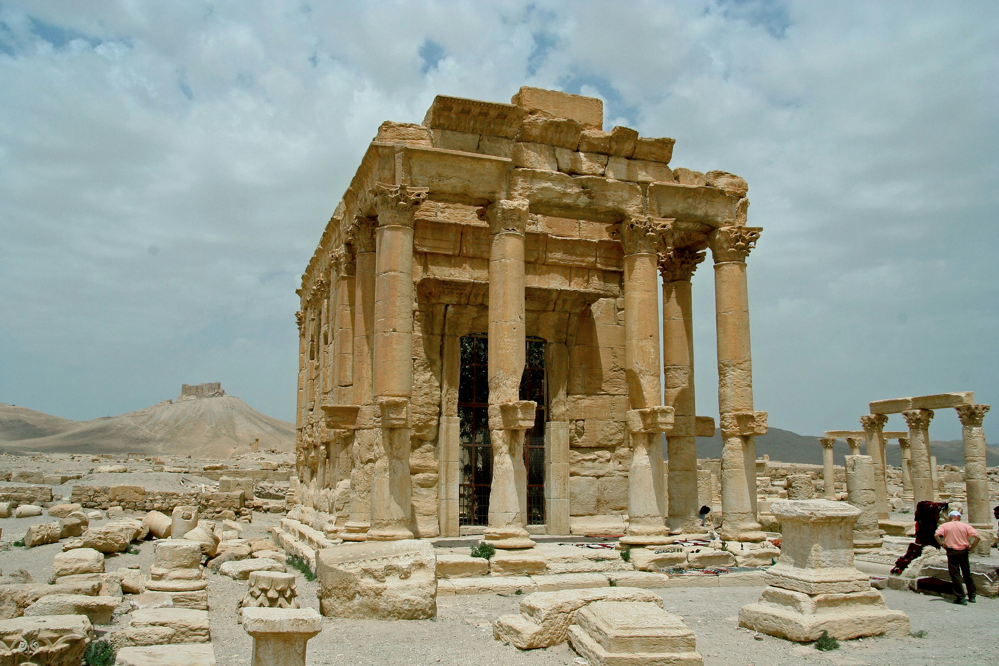 Rovine di un antico tempio con colonne e strutture in pietra distintive