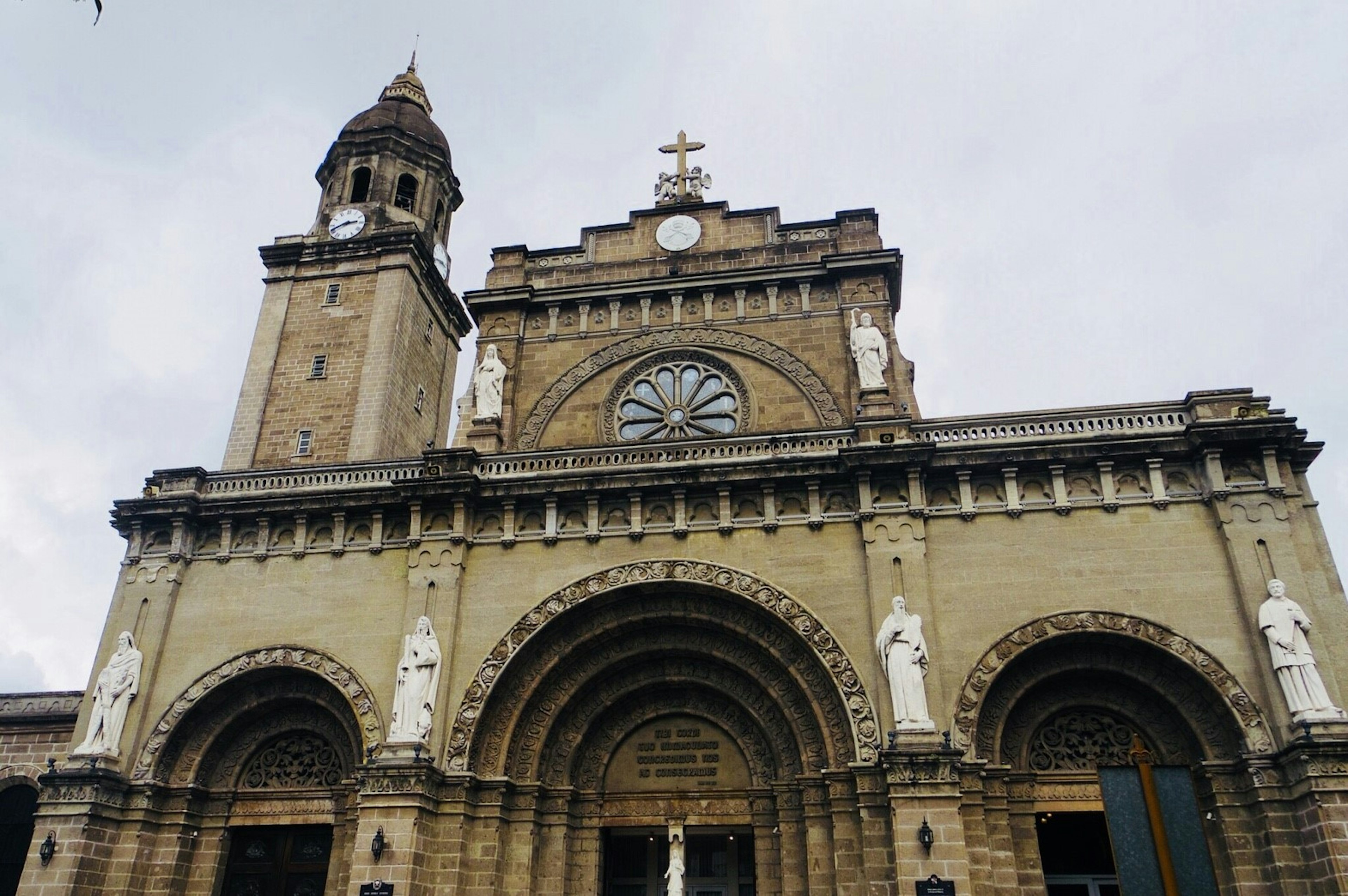 Fachada de la catedral de Manila que muestra su grandiosa arquitectura y su torre del reloj