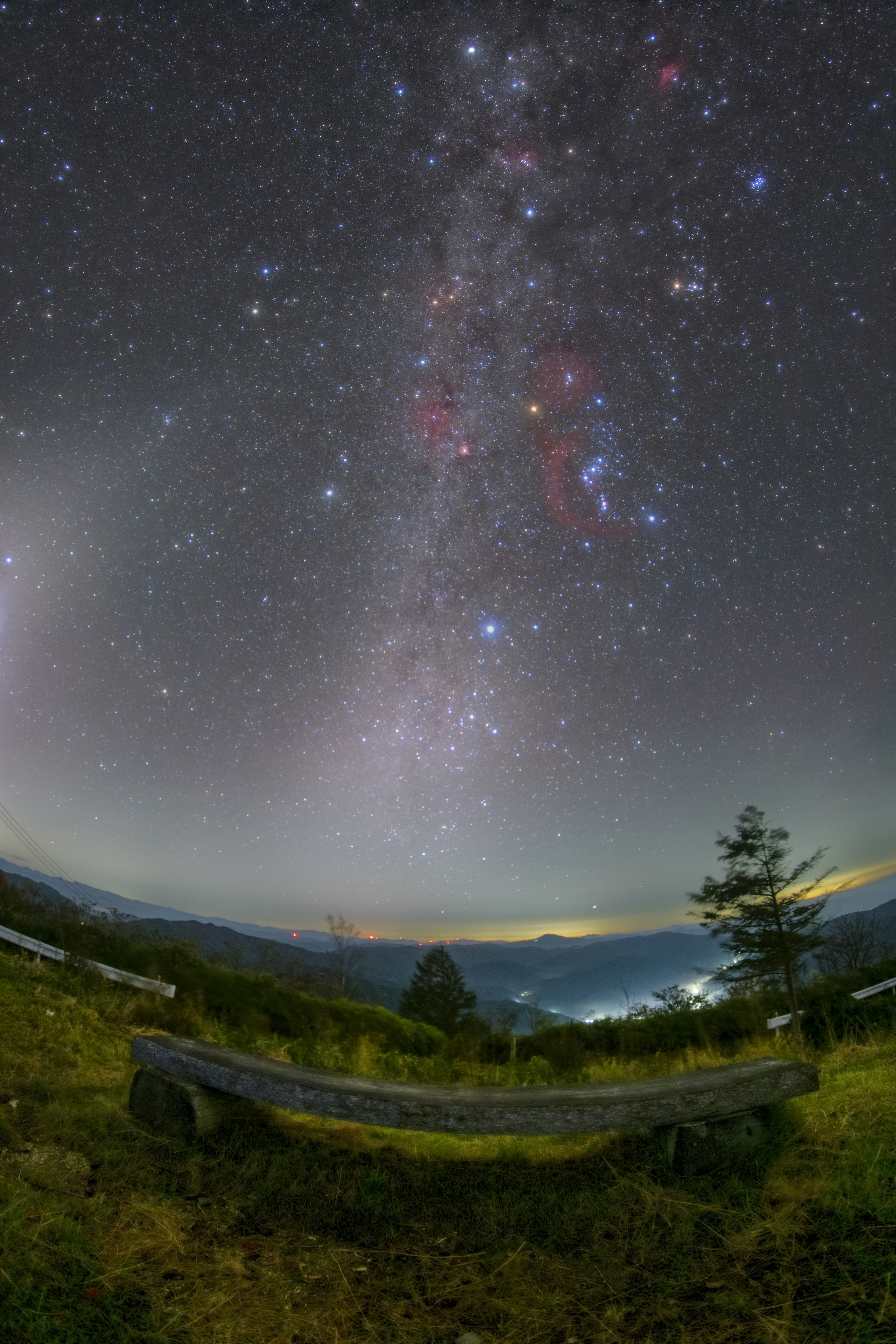 星空と大自然の風景が広がる夜の風景