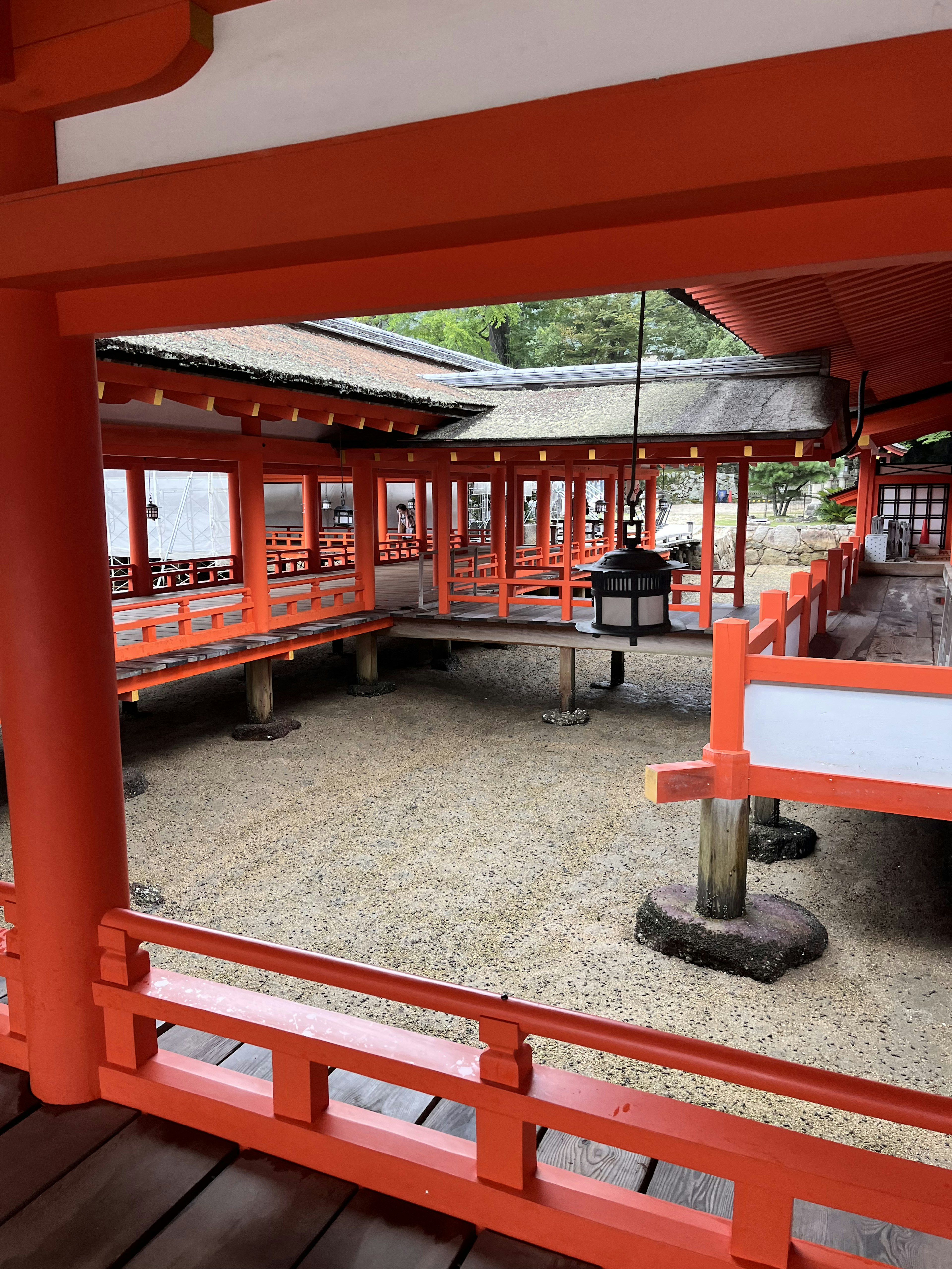 赤い柱と屋根を持つ神社の内部の風景