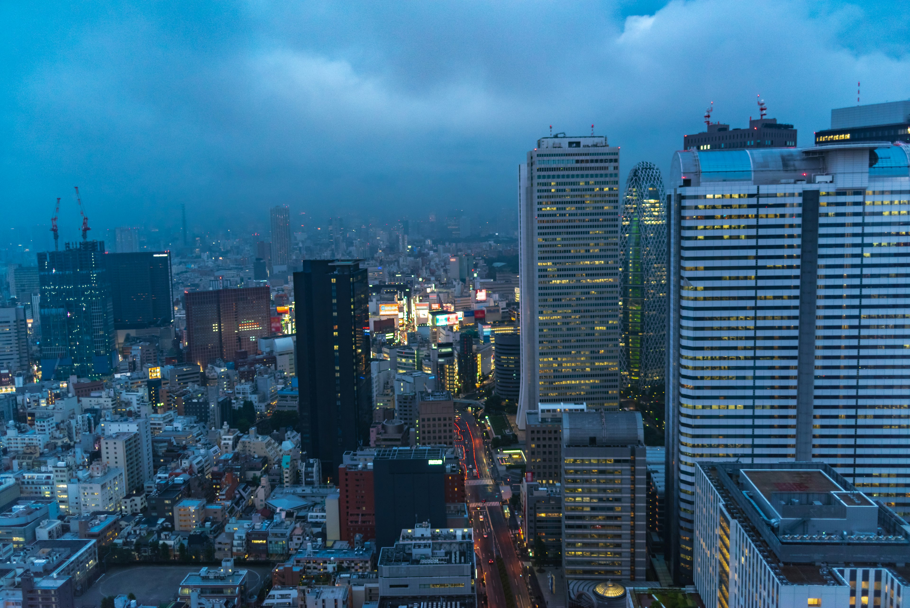 Paisaje urbano de Tokio con rascacielos y luces nocturnas