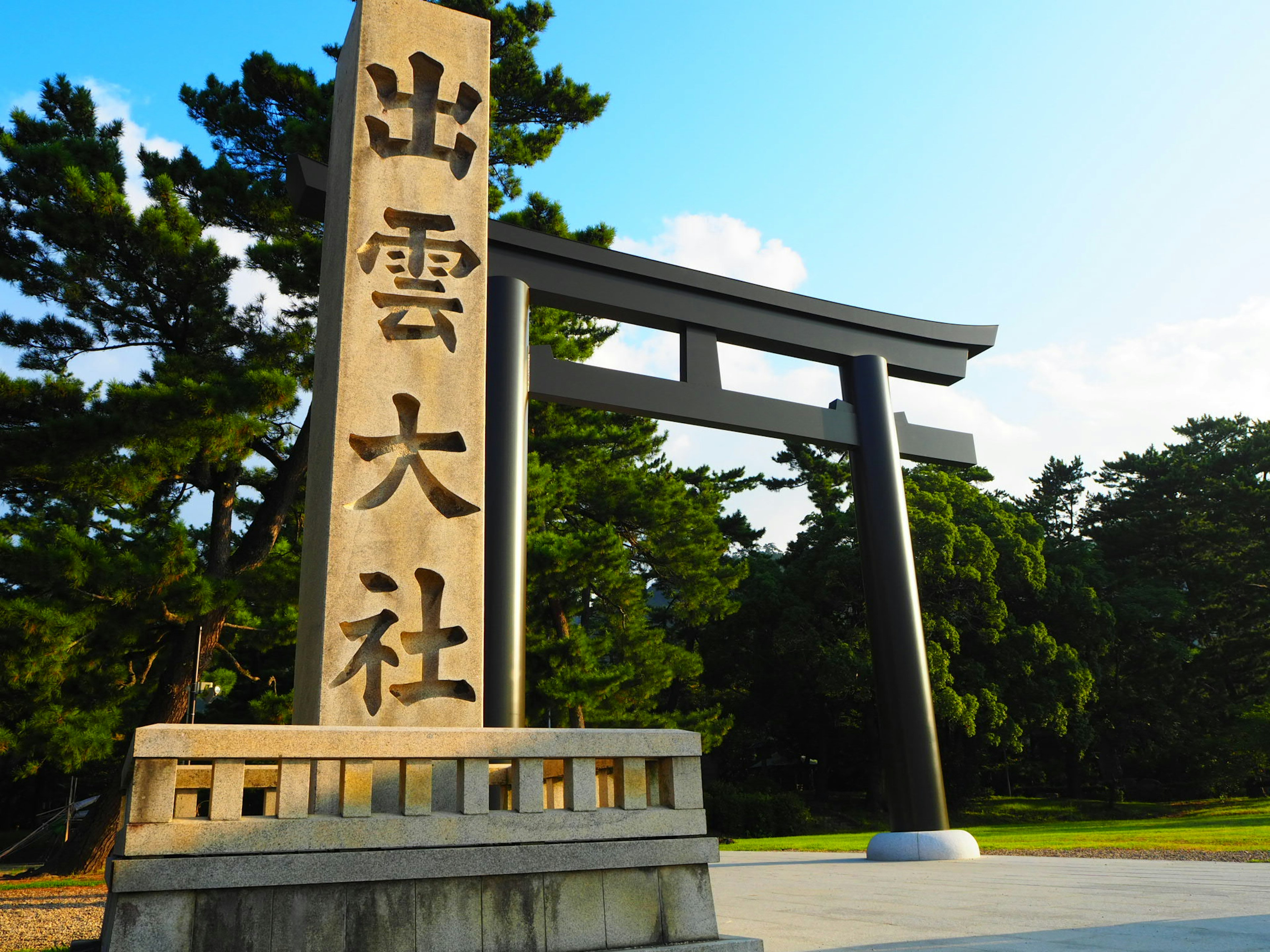 Vue de la porte du sanctuaire Izumo Taisha et du monument en pierre