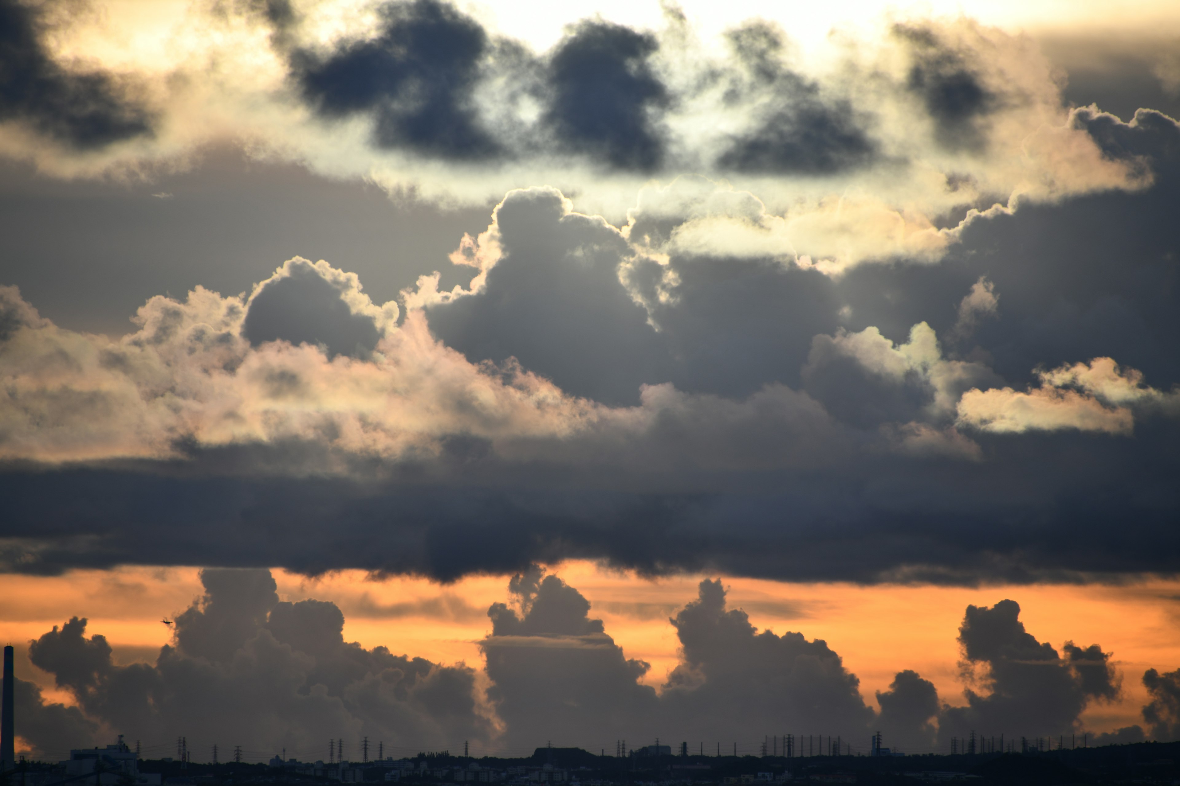 Silhouette von Wolken vor einem Sonnenuntergangshimmel